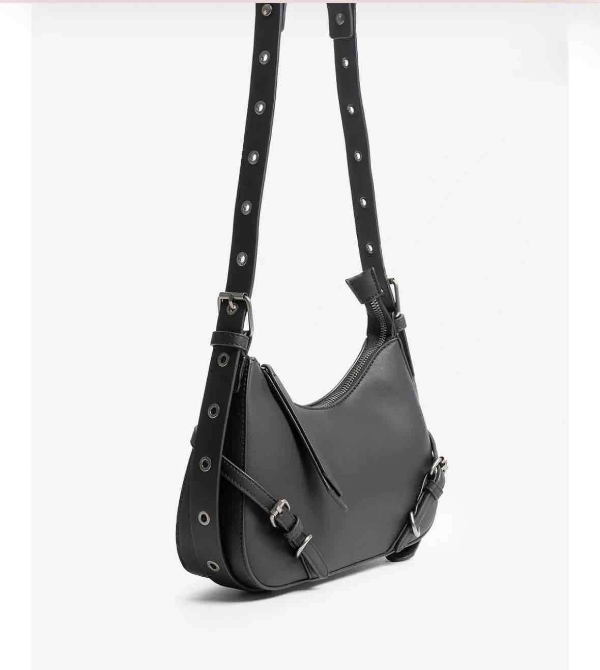 Cartera negra con correa ajustable - miniatura 2