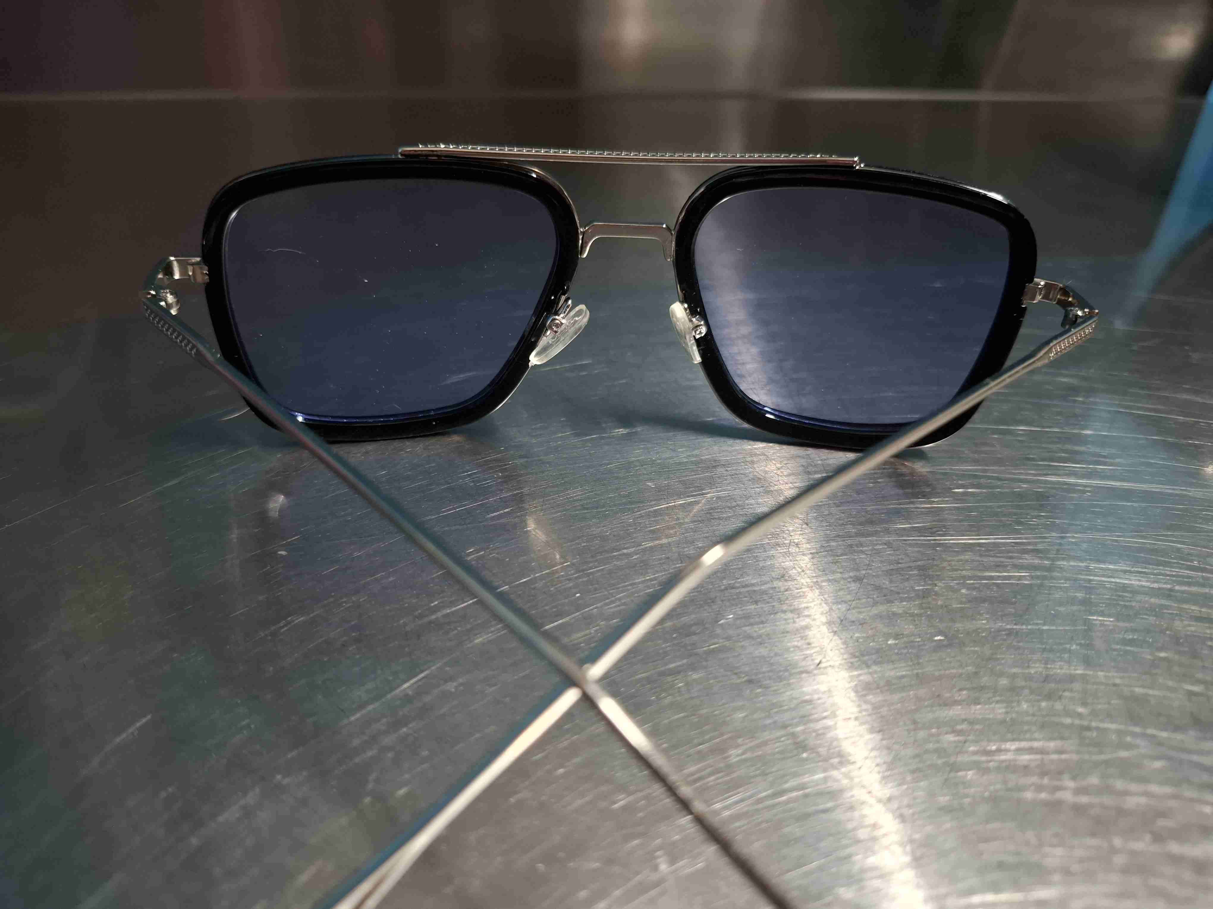 Gafas de sol negras modernas - miniatura 2