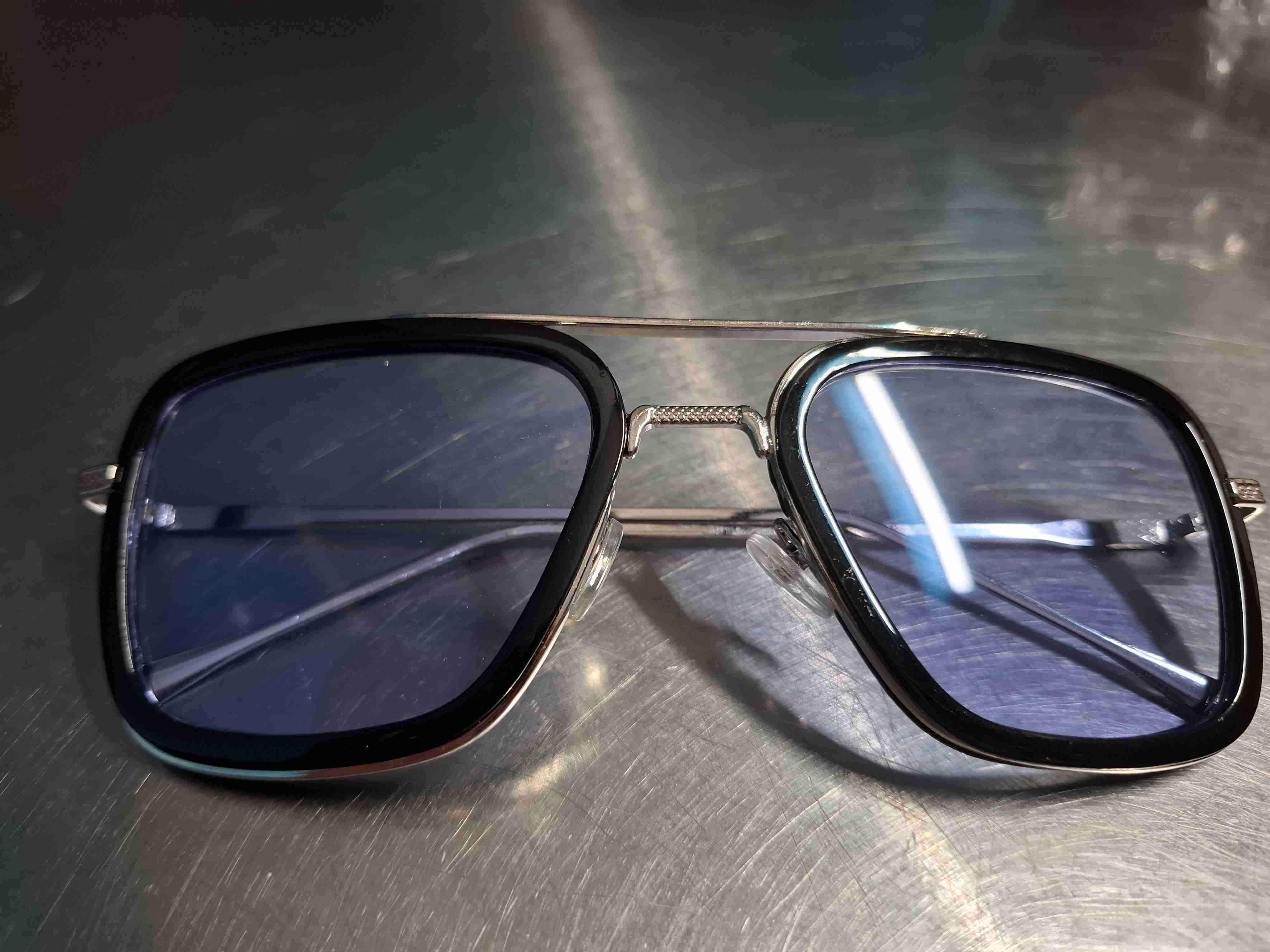 Gafas de sol negras modernas - miniatura 3