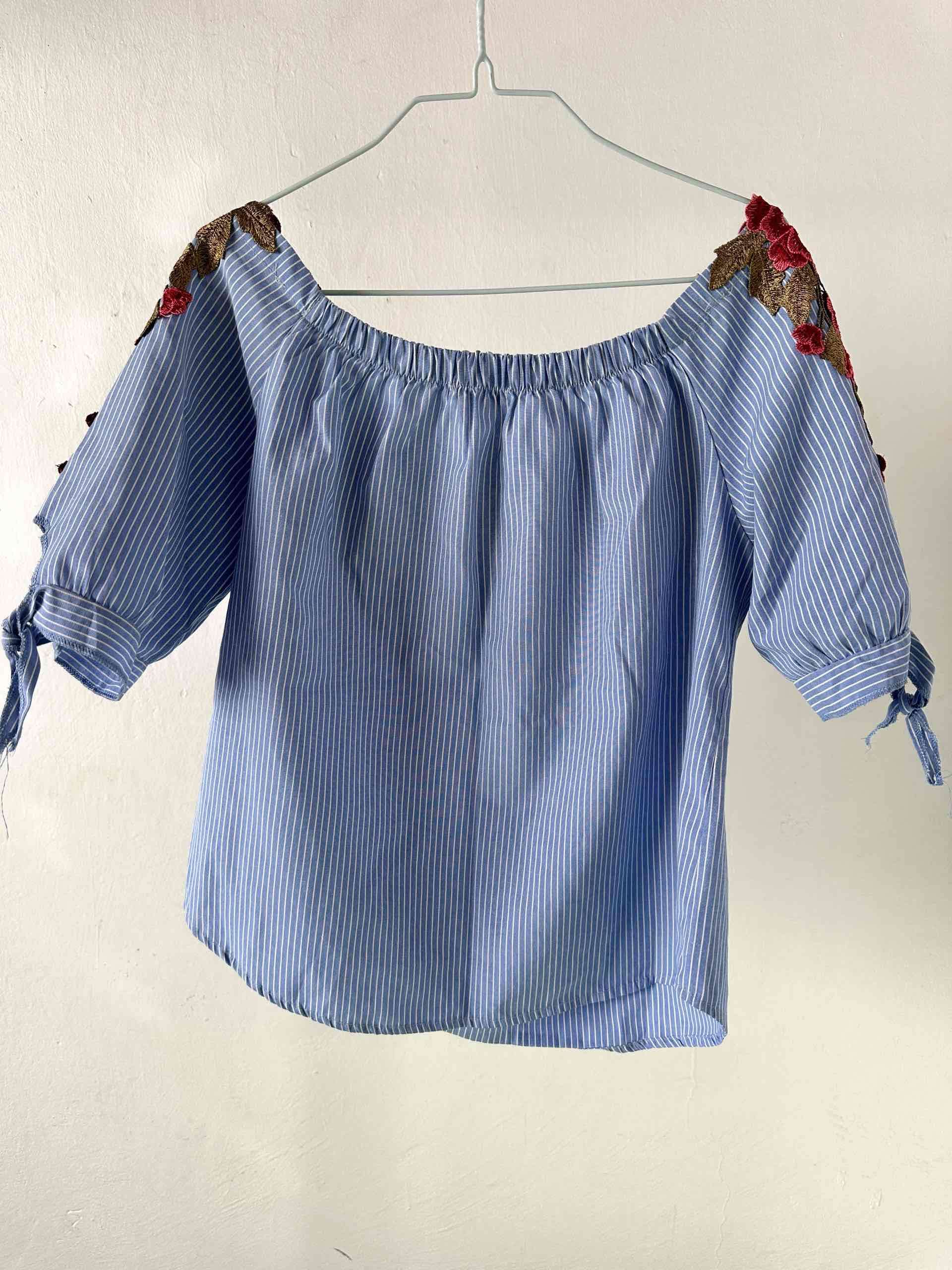 Blusa rayada con bordados - miniatura 2