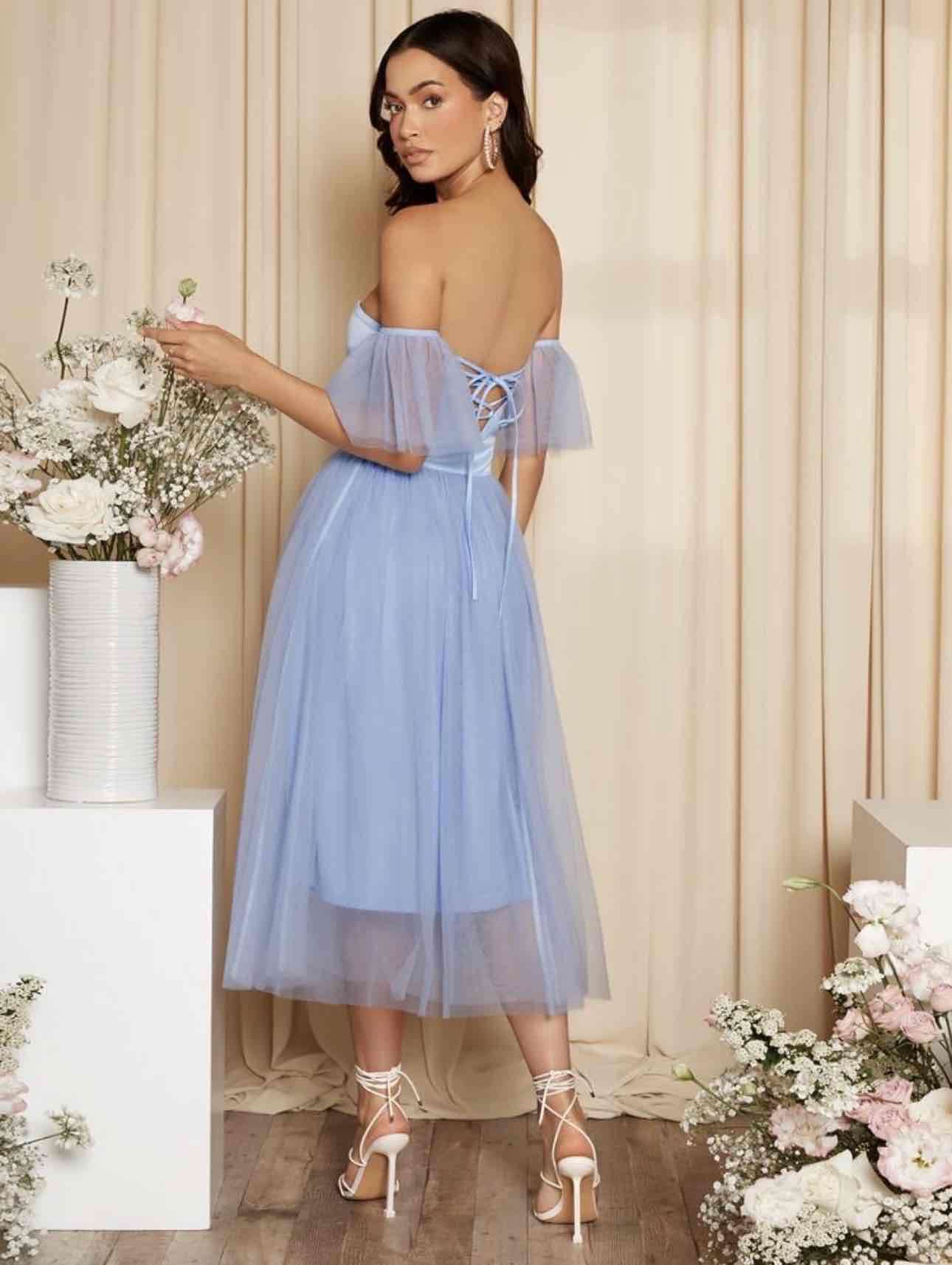 Vestido azul de tul con hombros descubiertos - miniatura 2