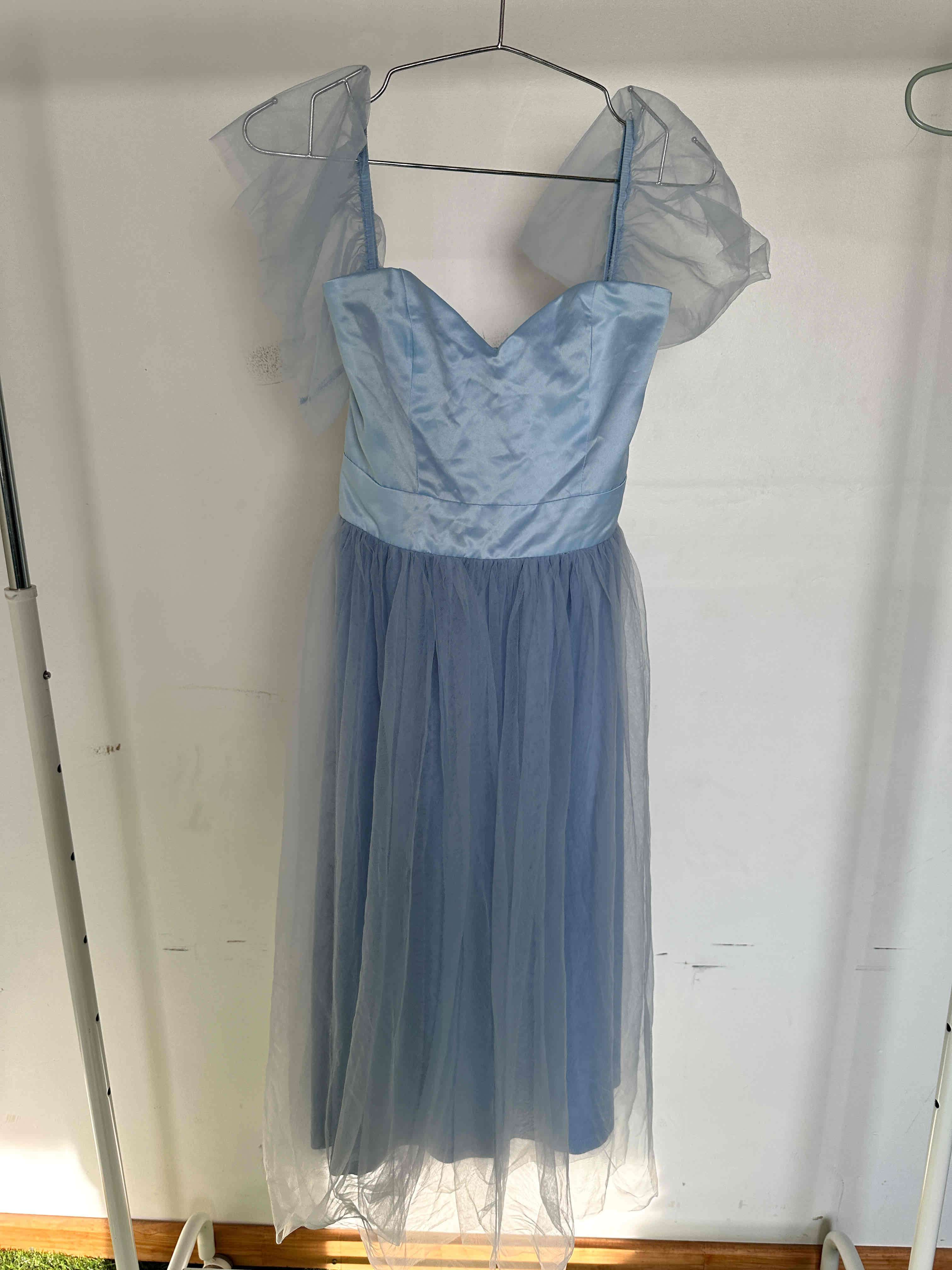 Vestido azul de tul con hombros descubiertos - miniatura 3