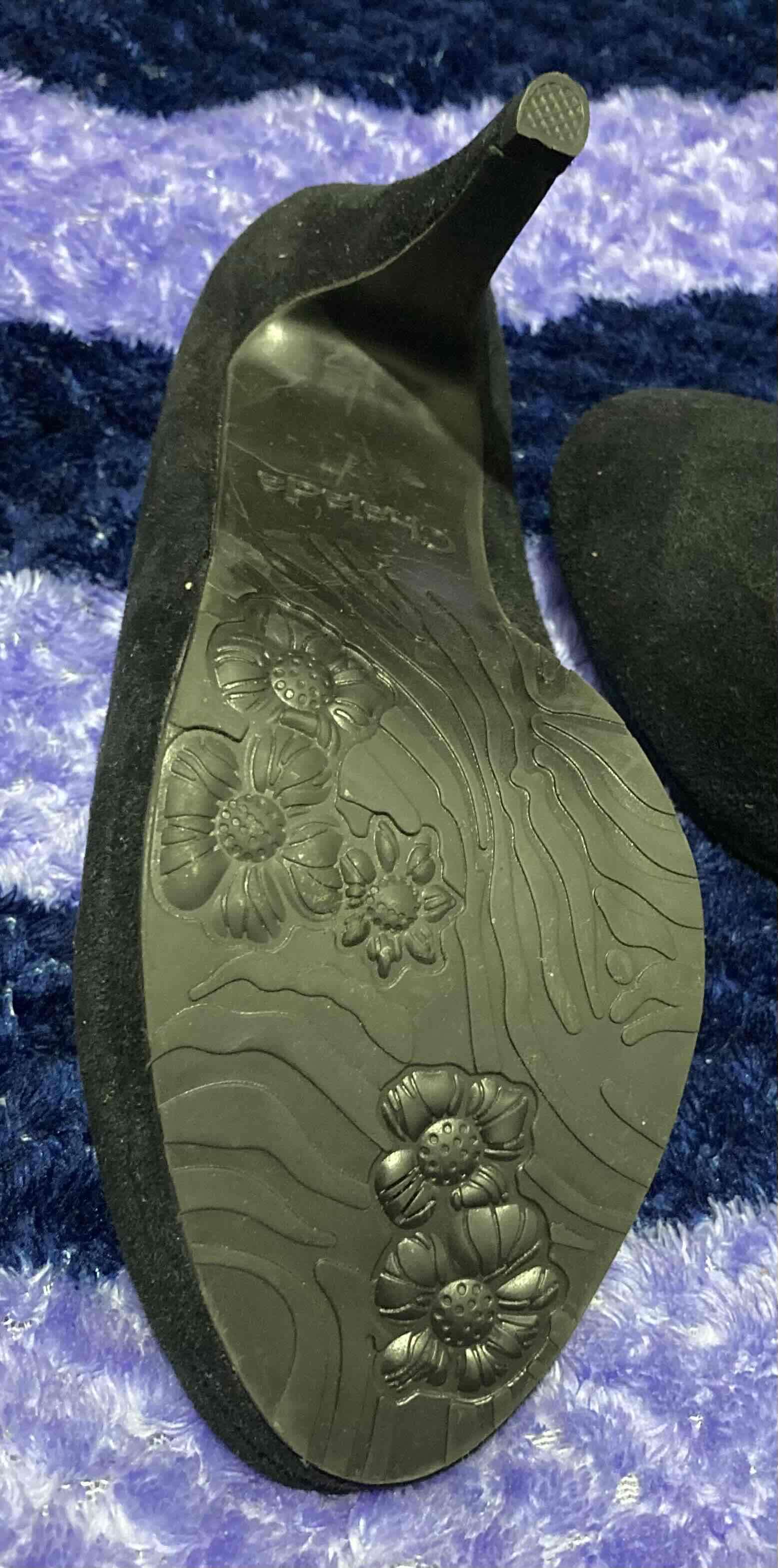 Tacones negros elegantes - miniatura 4