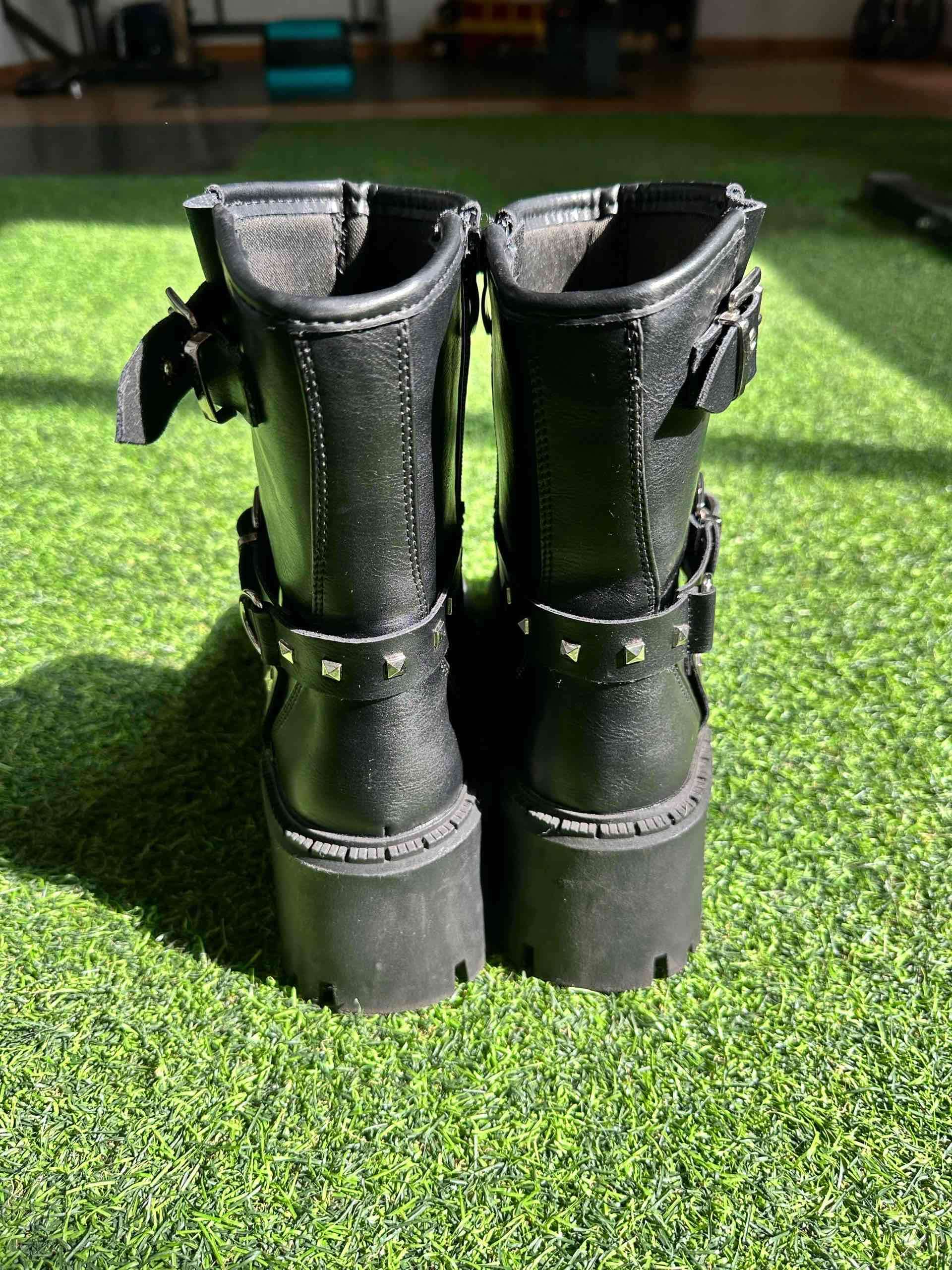 Botines negros con hebillas - miniatura 2