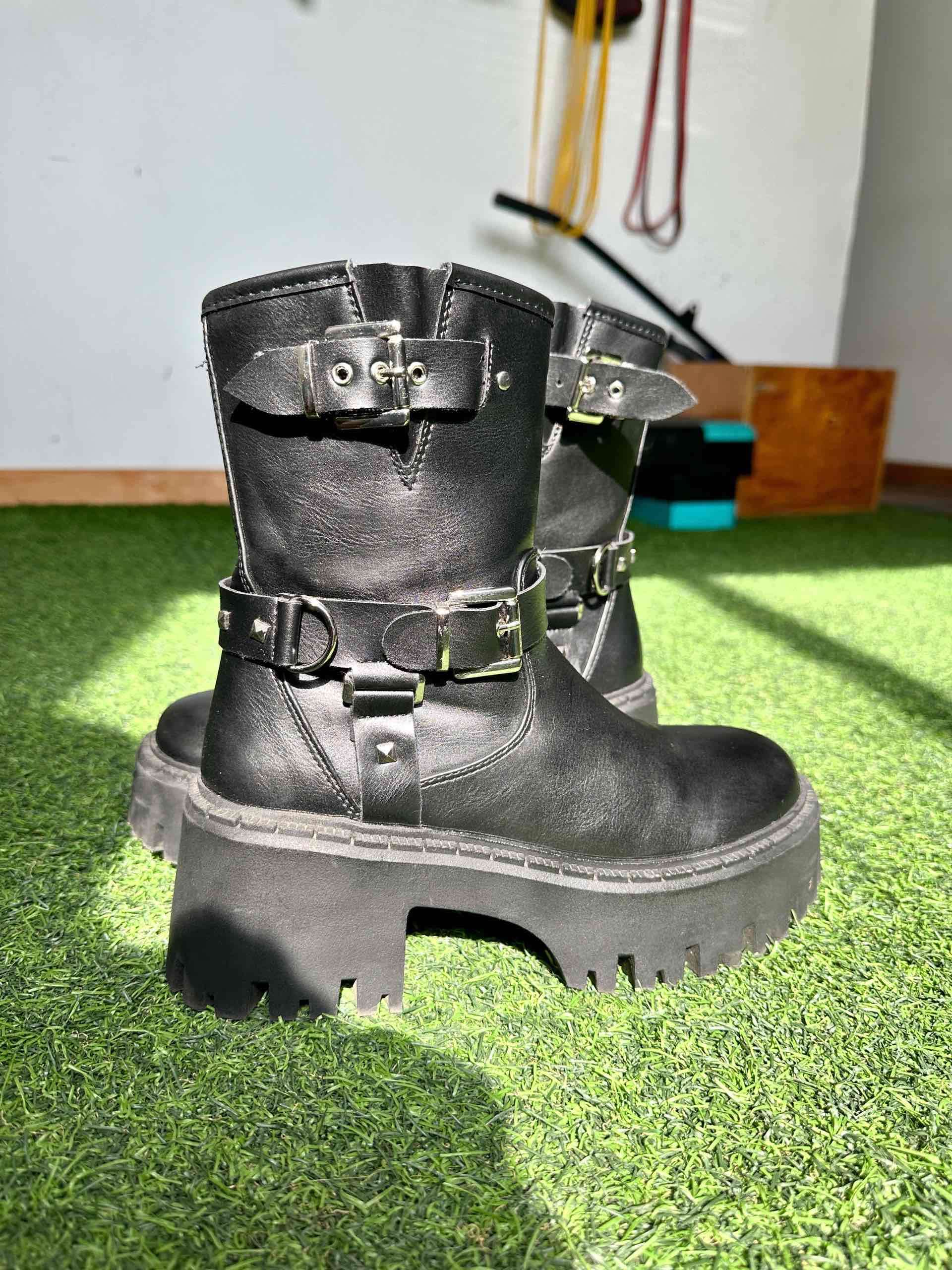 Botines negros con hebillas - miniatura 3