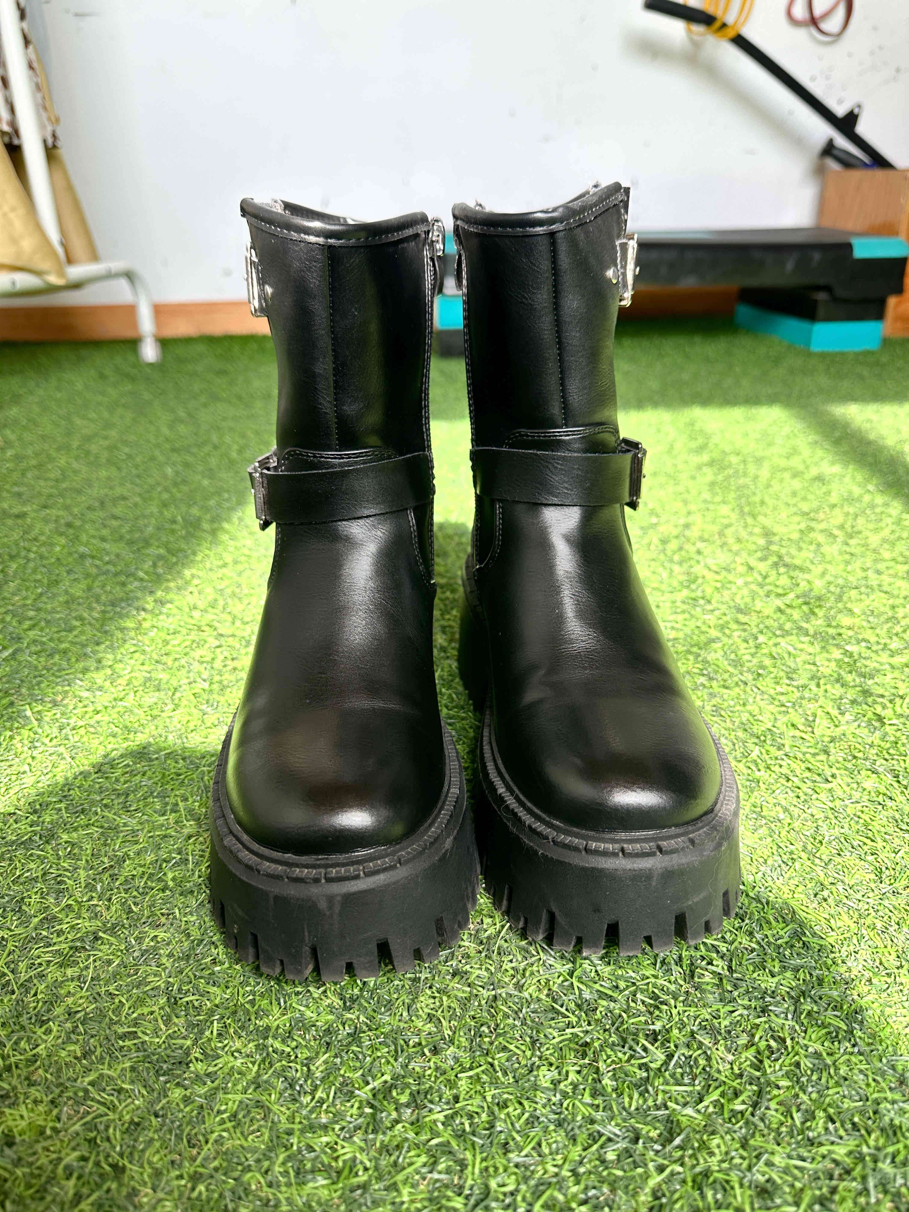 Botines negros con hebillas - miniatura 4