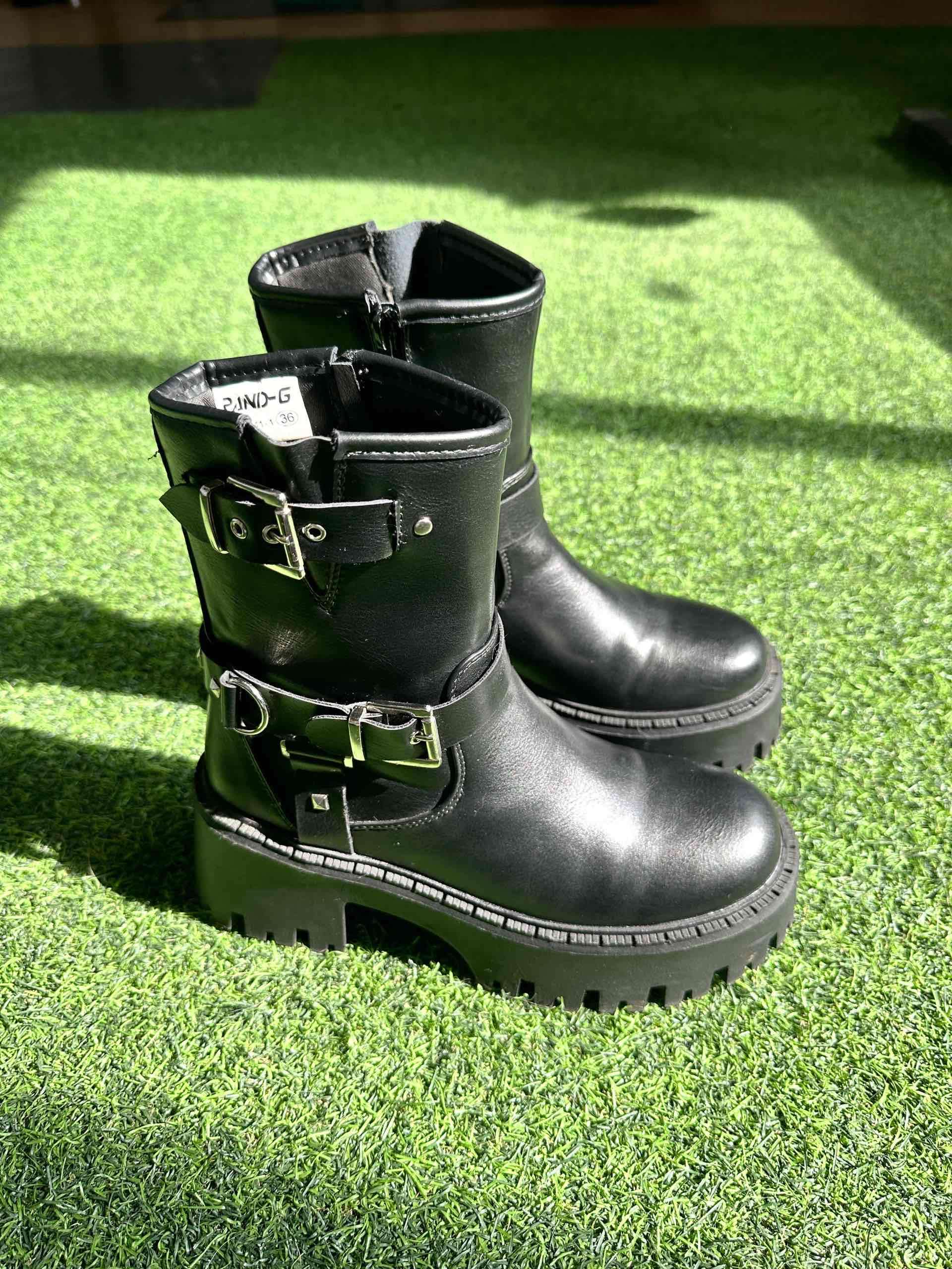 Botines negros con hebillas - miniatura 5