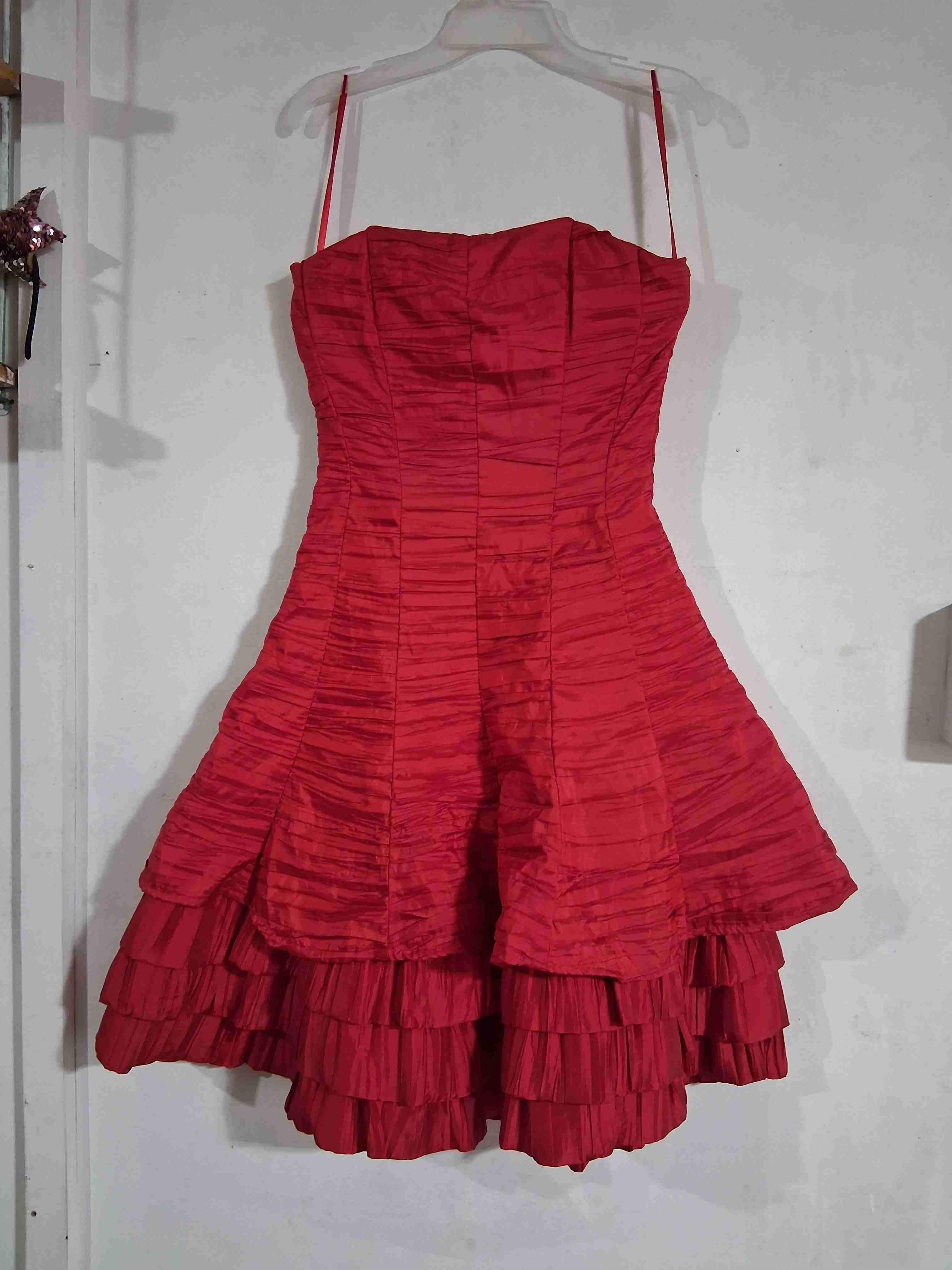 Vestido rojo con tirantes - miniatura 2