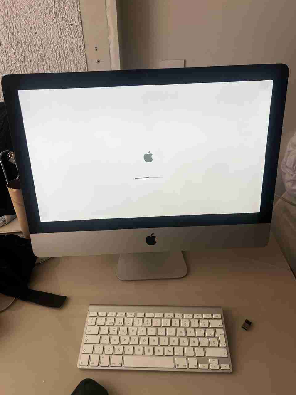 iMac con teclado y mouse - miniatura 1