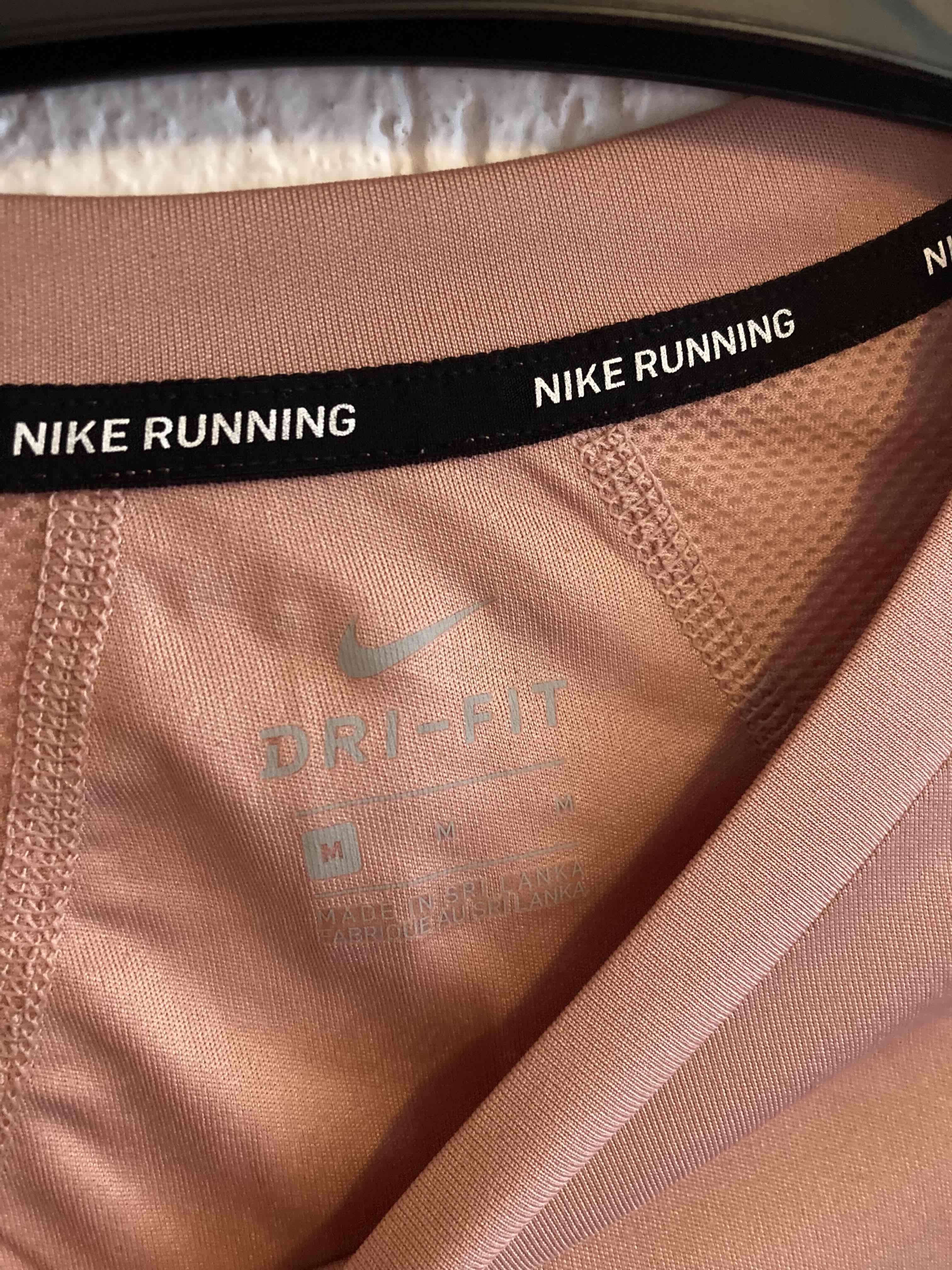 Polera deportiva rosada Nike - miniatura 2