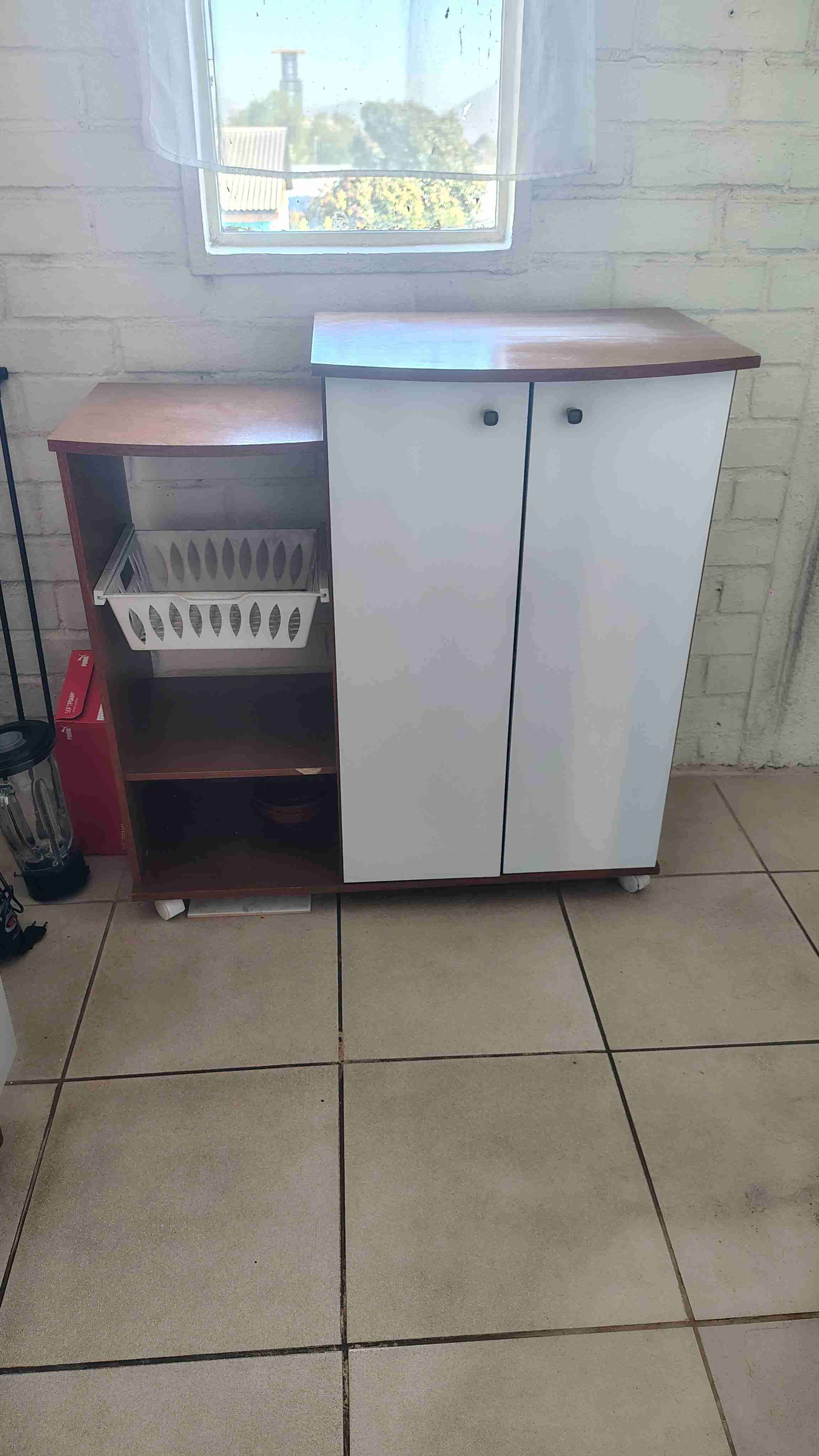 Estante bajo con ruedas