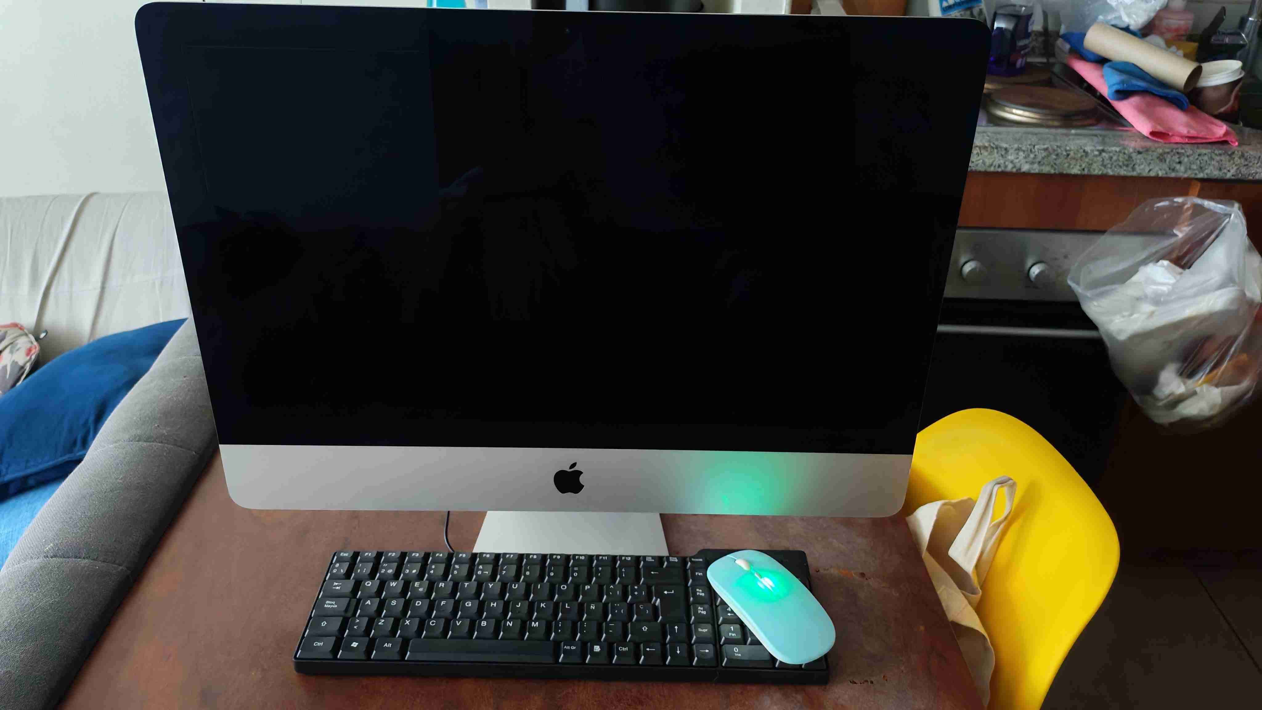 Computador iMac con teclado y mouse - miniatura 1