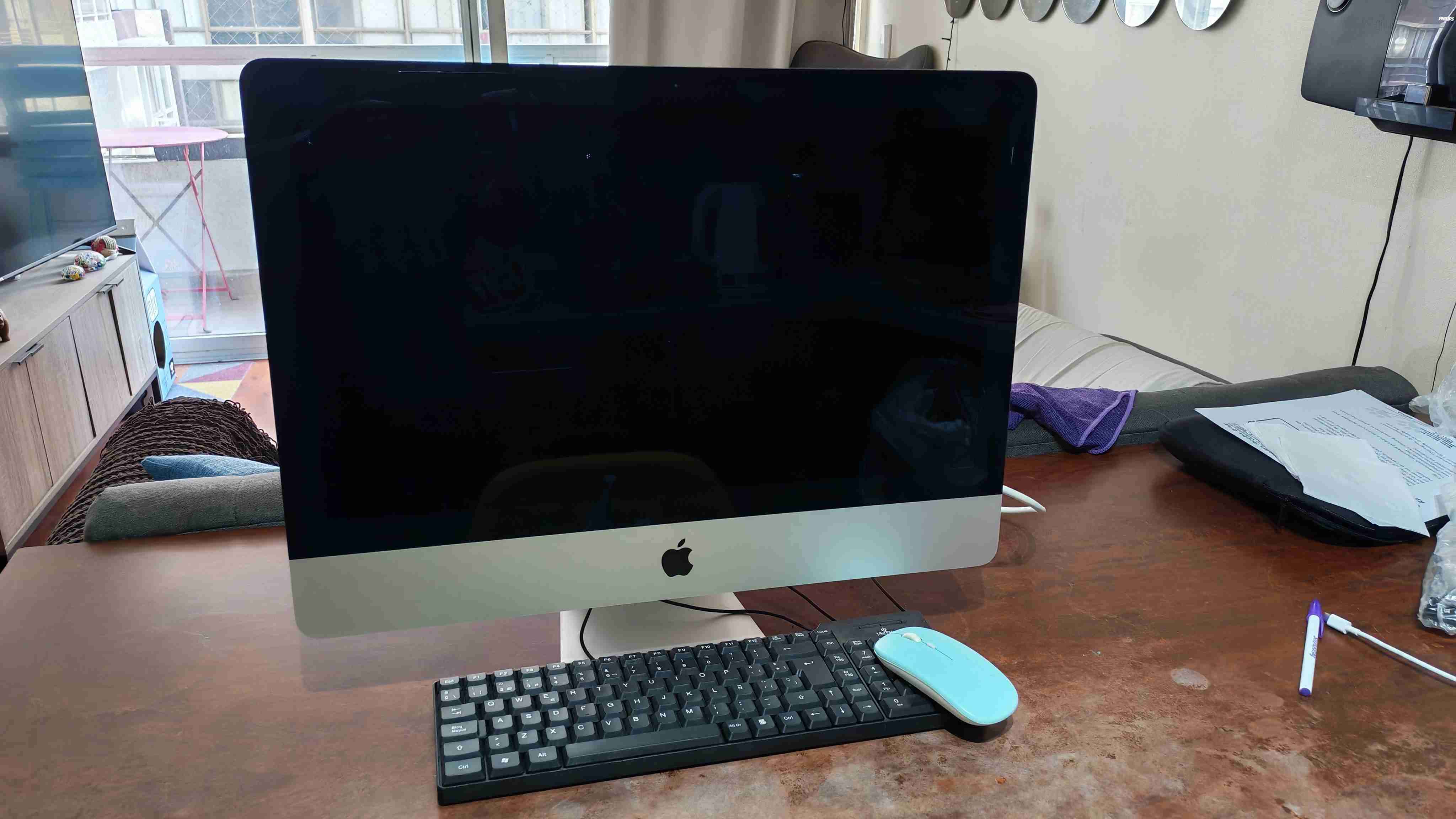 Computador iMac con teclado y mouse - miniatura 2