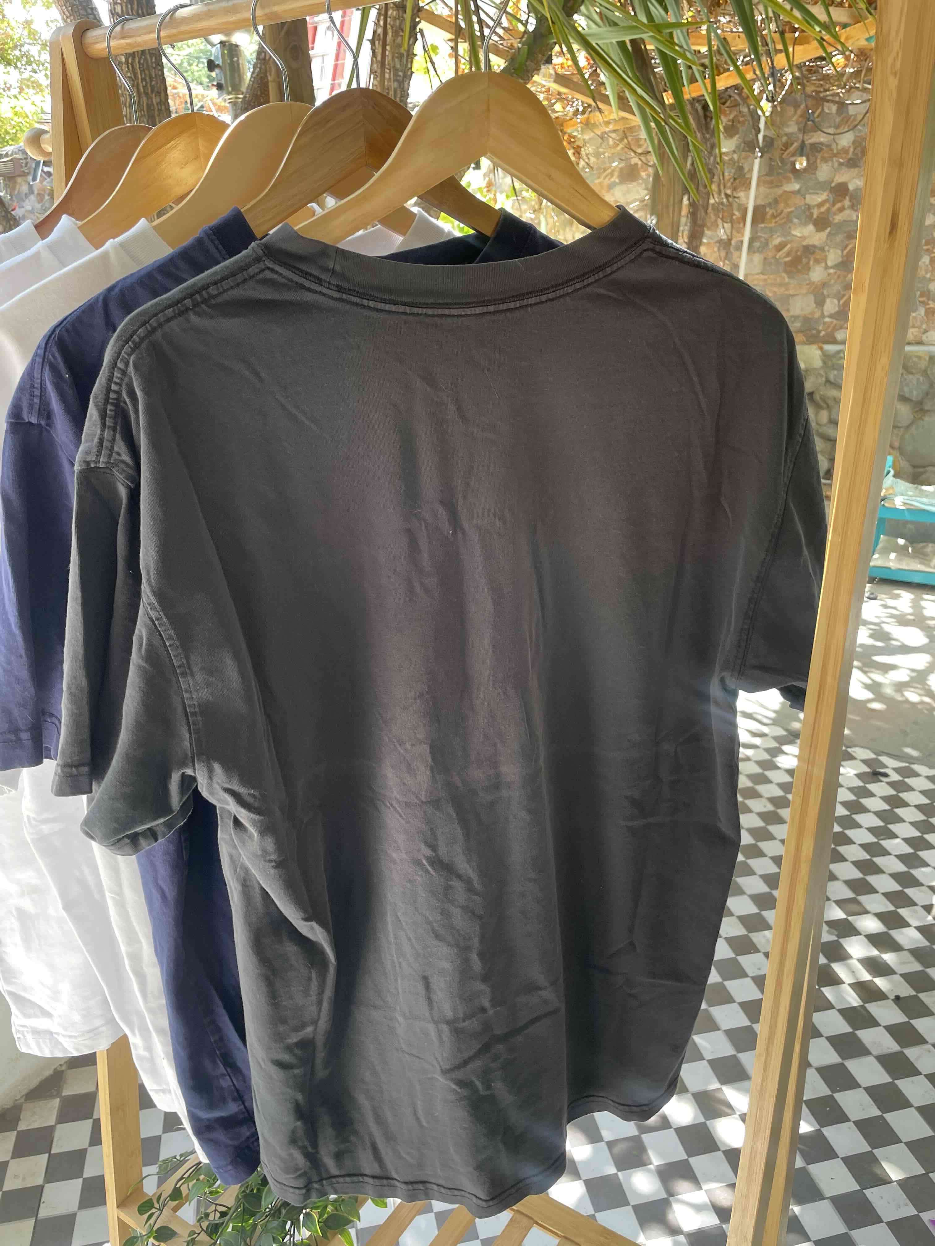 Polera negra Nike con bolsillo estampado talla M - miniatura 2