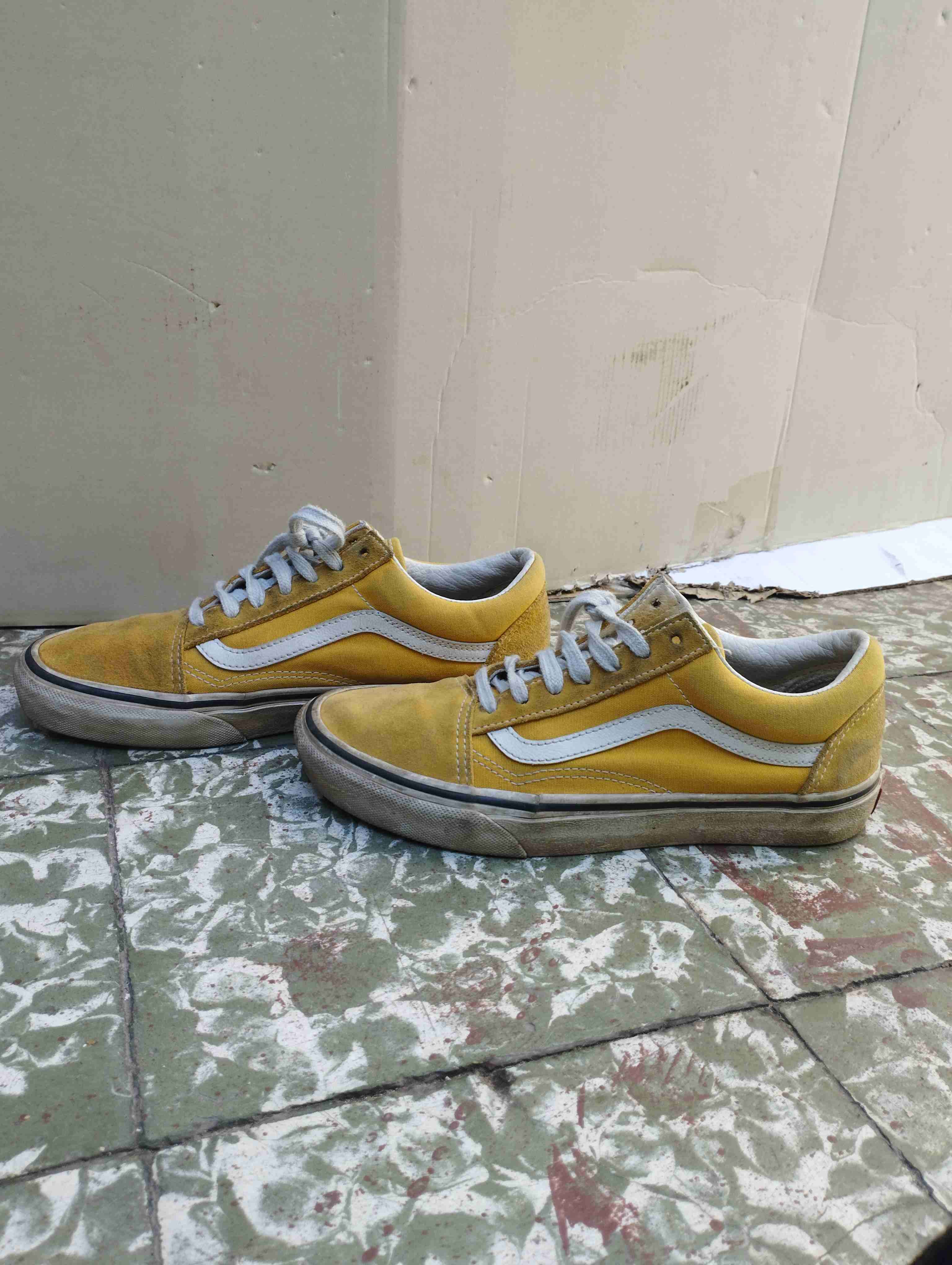 Zapatillas amarillas de gamuza