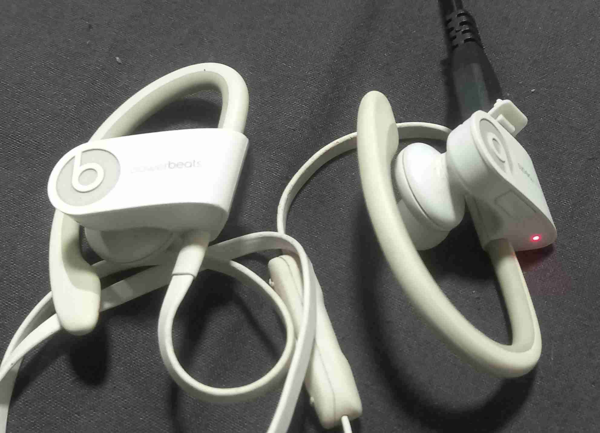 Auriculares deportivos blancos Powerbeats - miniatura 1
