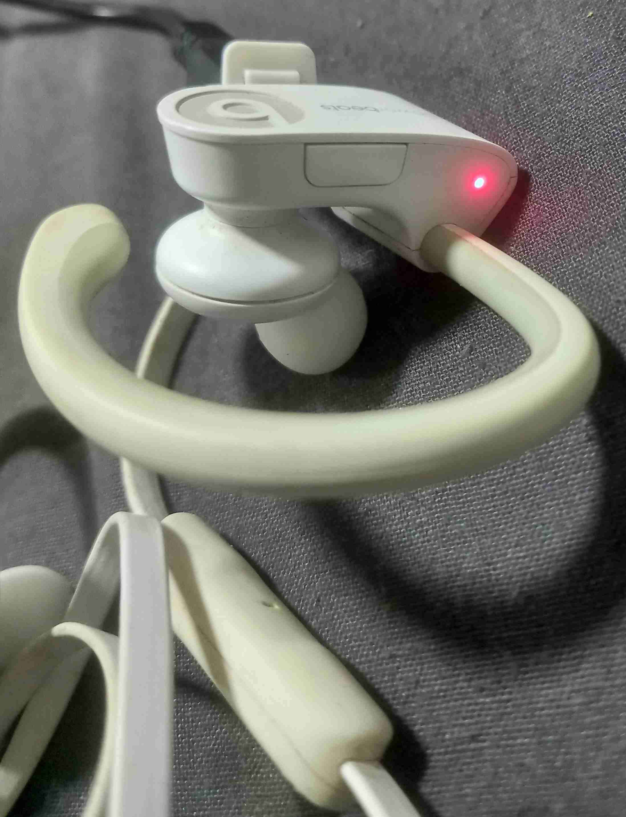 Auriculares deportivos blancos Powerbeats - miniatura 2