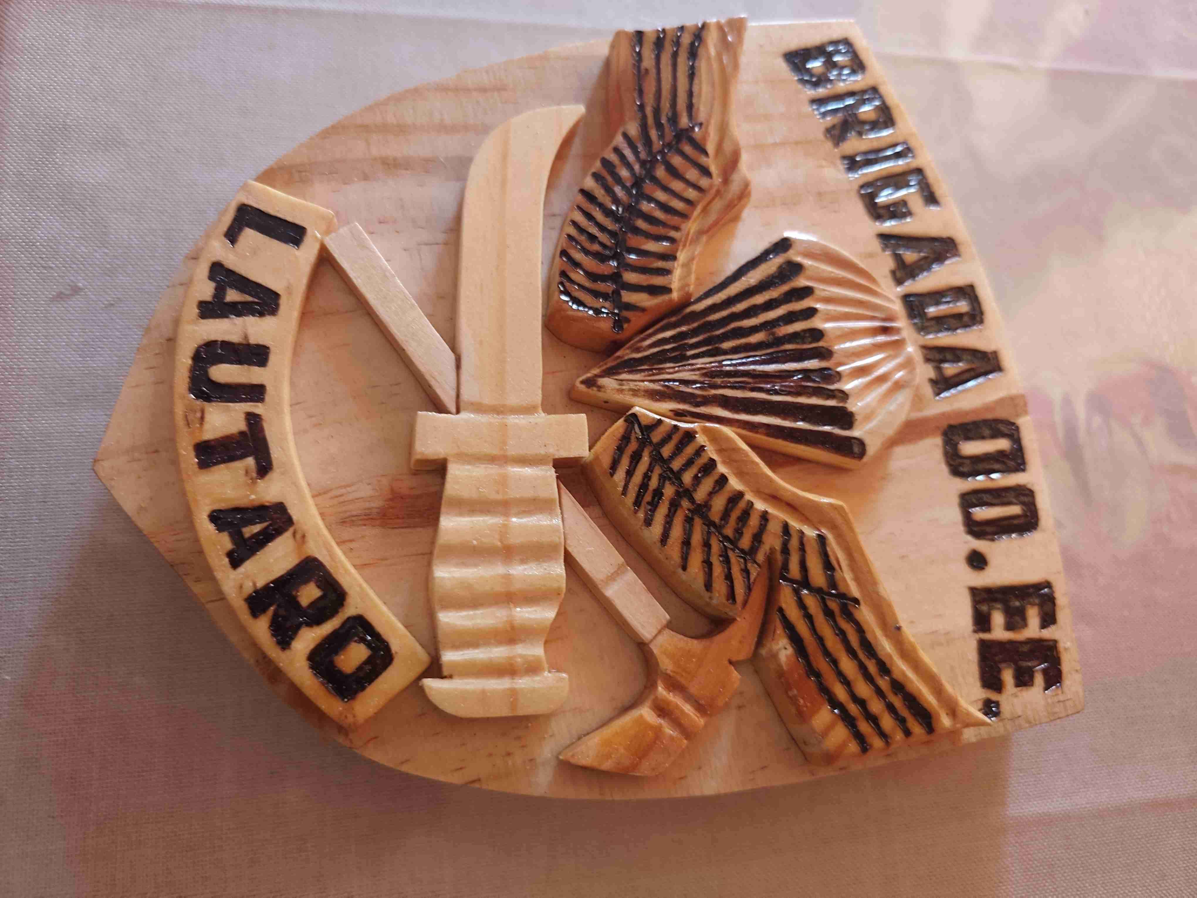 Escudo tallado en madera - miniatura 2