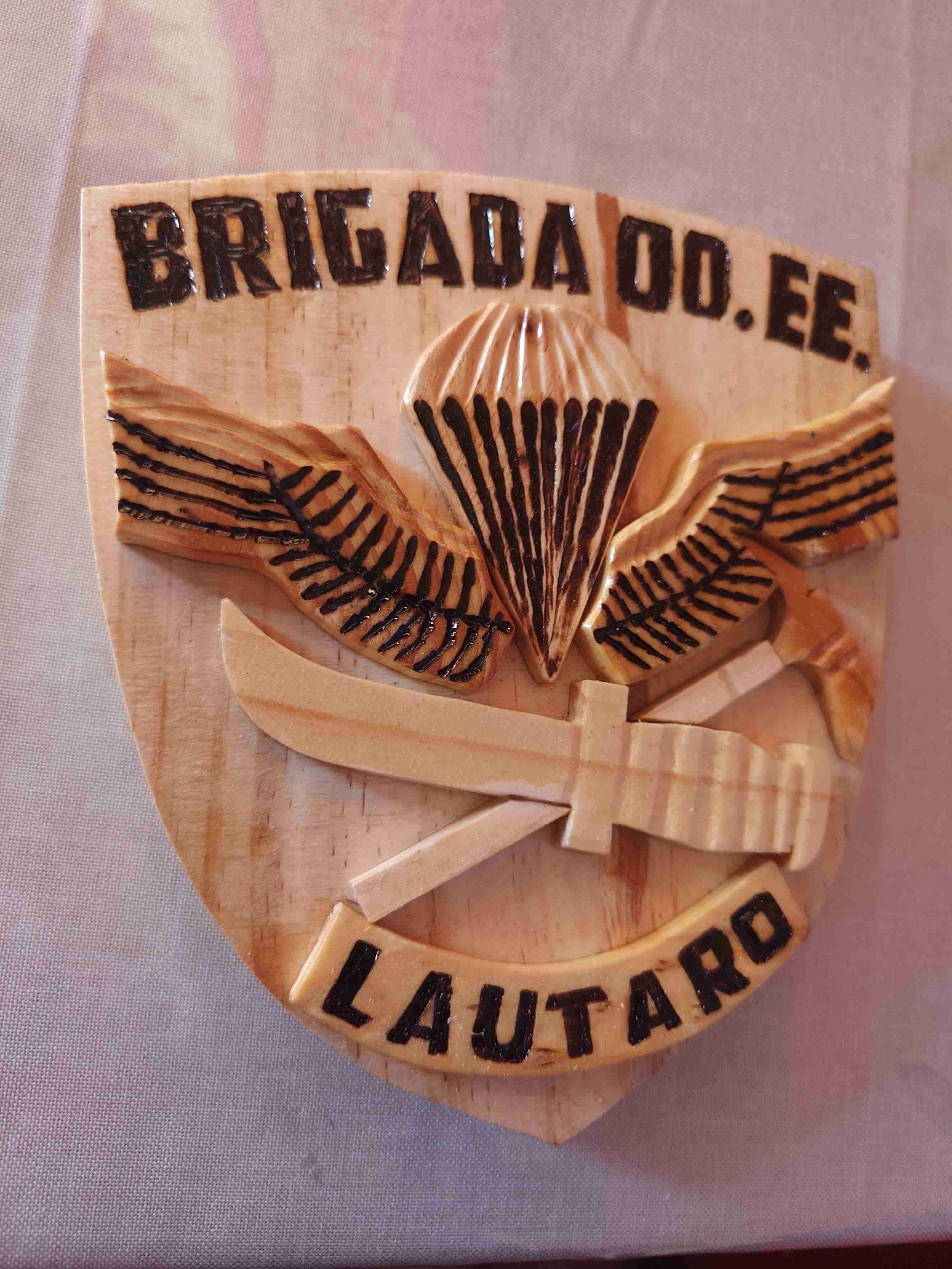 Escudo tallado en madera - miniatura 3