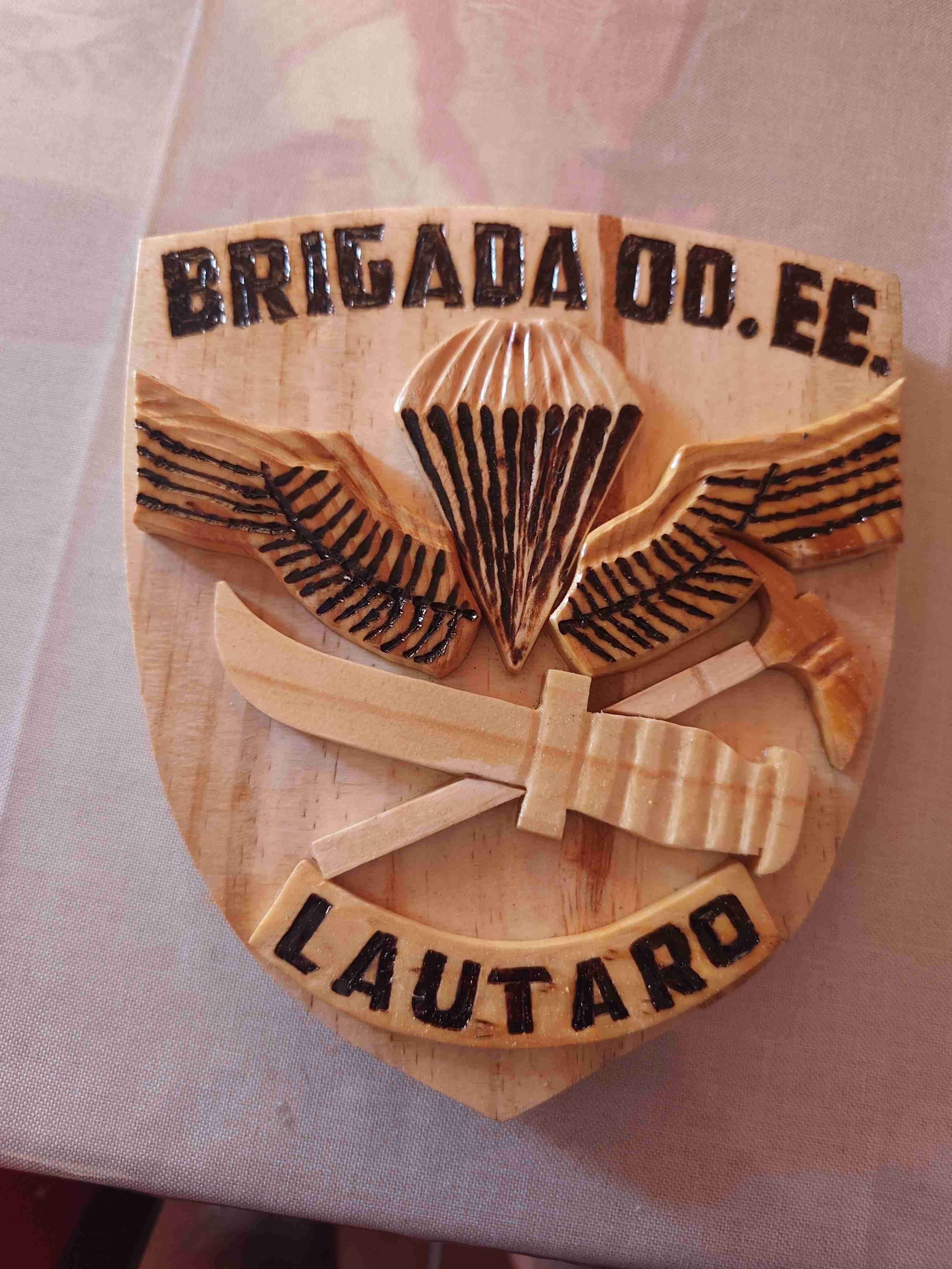 Escudo tallado en madera - miniatura 4
