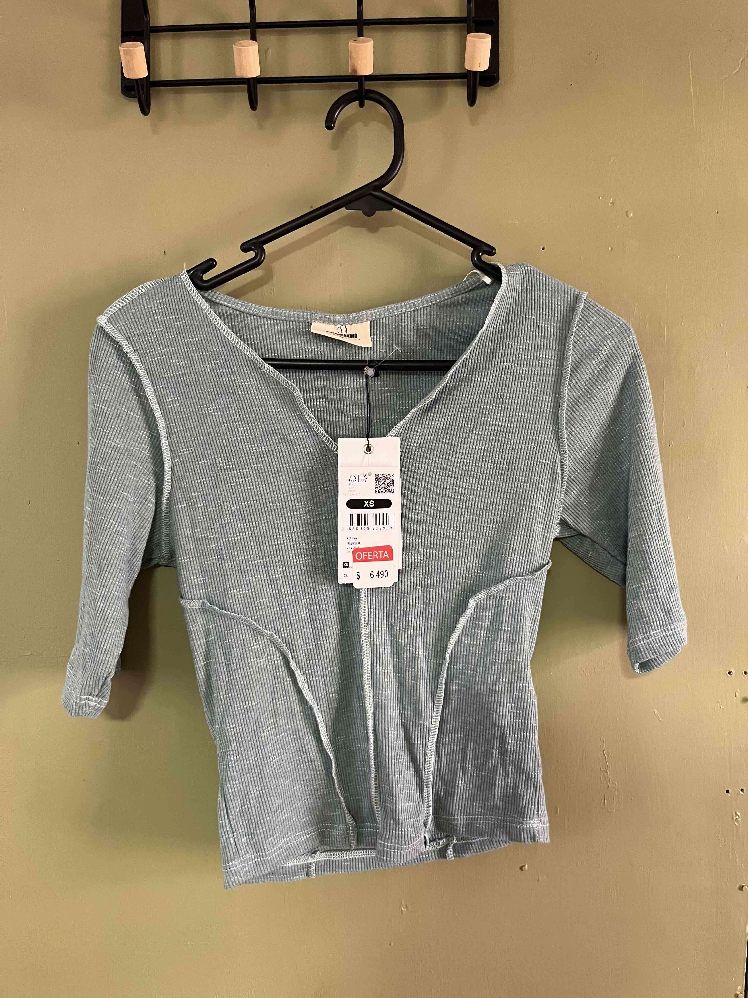 Polera verde agua con etiqueta