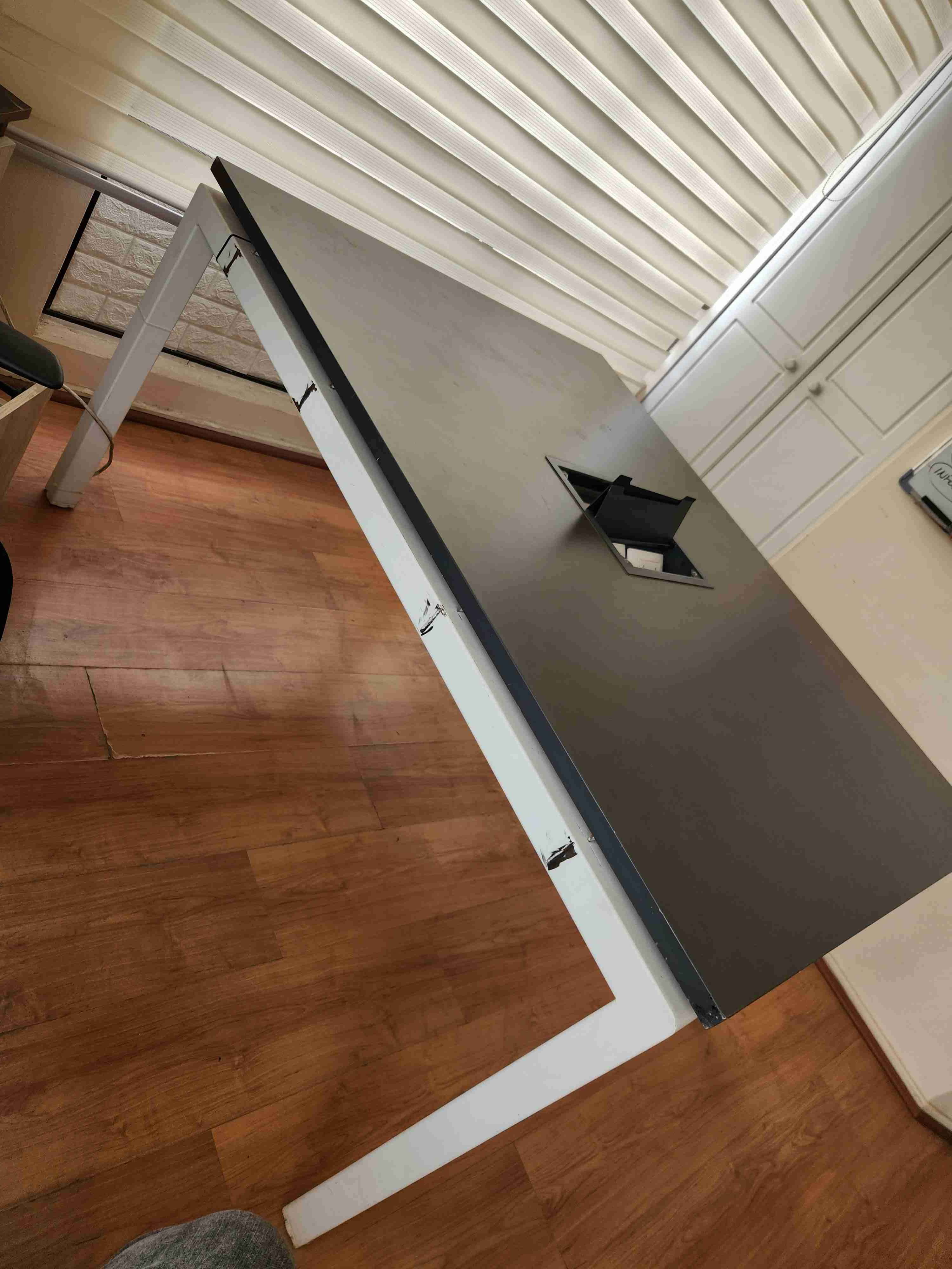 Mesa de oficina con conexión eléctrica - miniatura 1