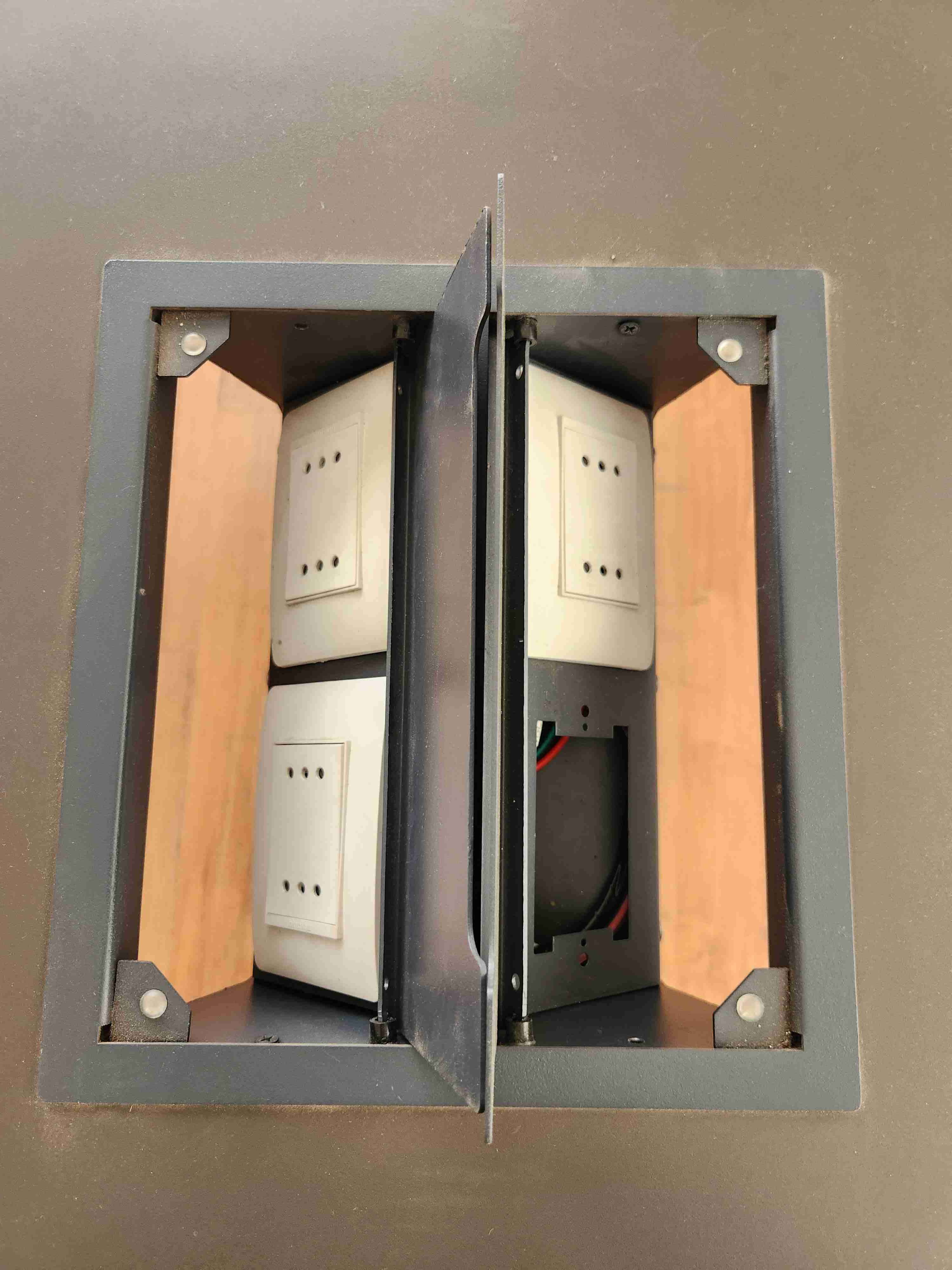 Mesa de oficina con conexión eléctrica - miniatura 2