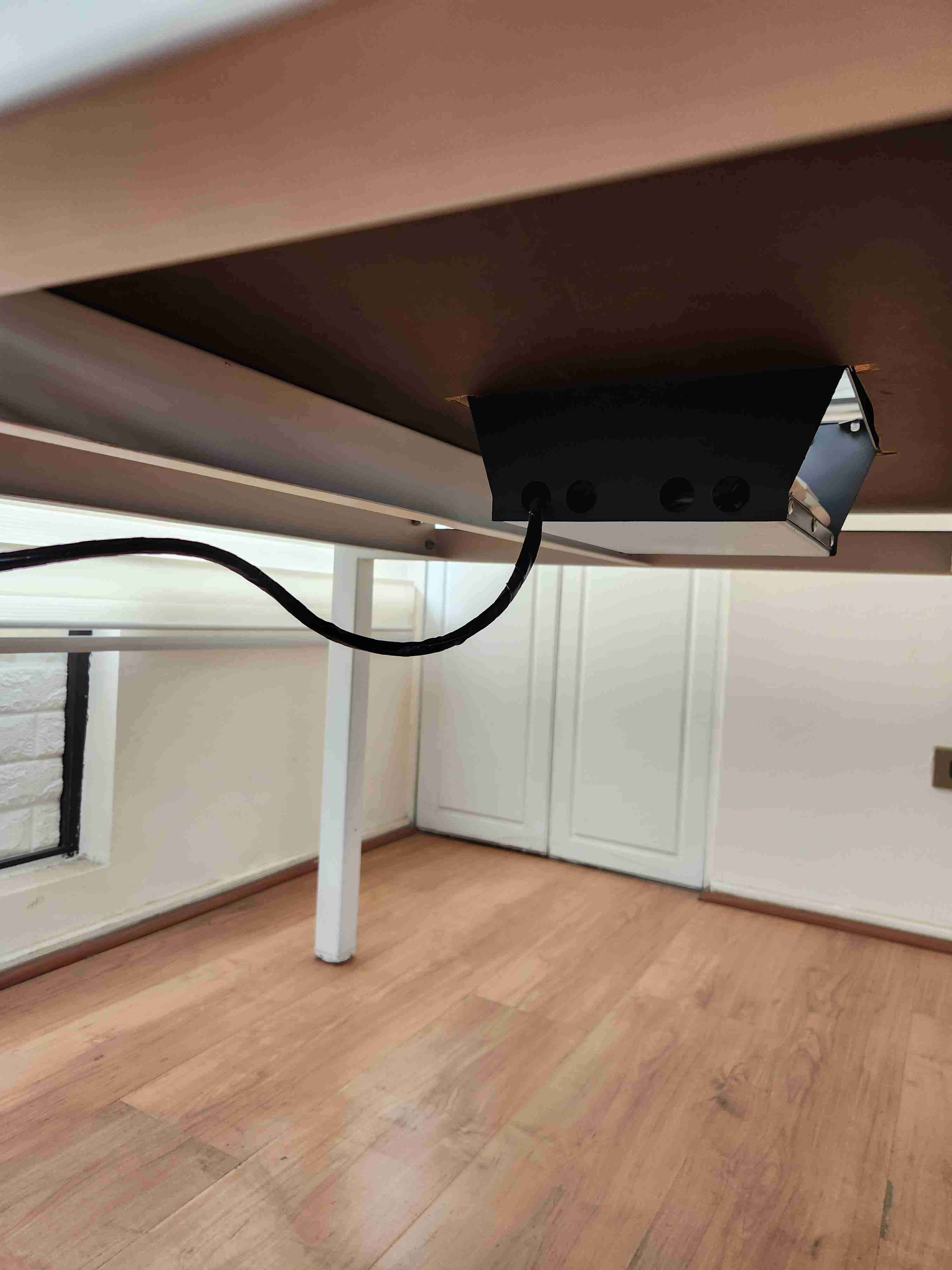 Mesa de oficina con conexión eléctrica - miniatura 3