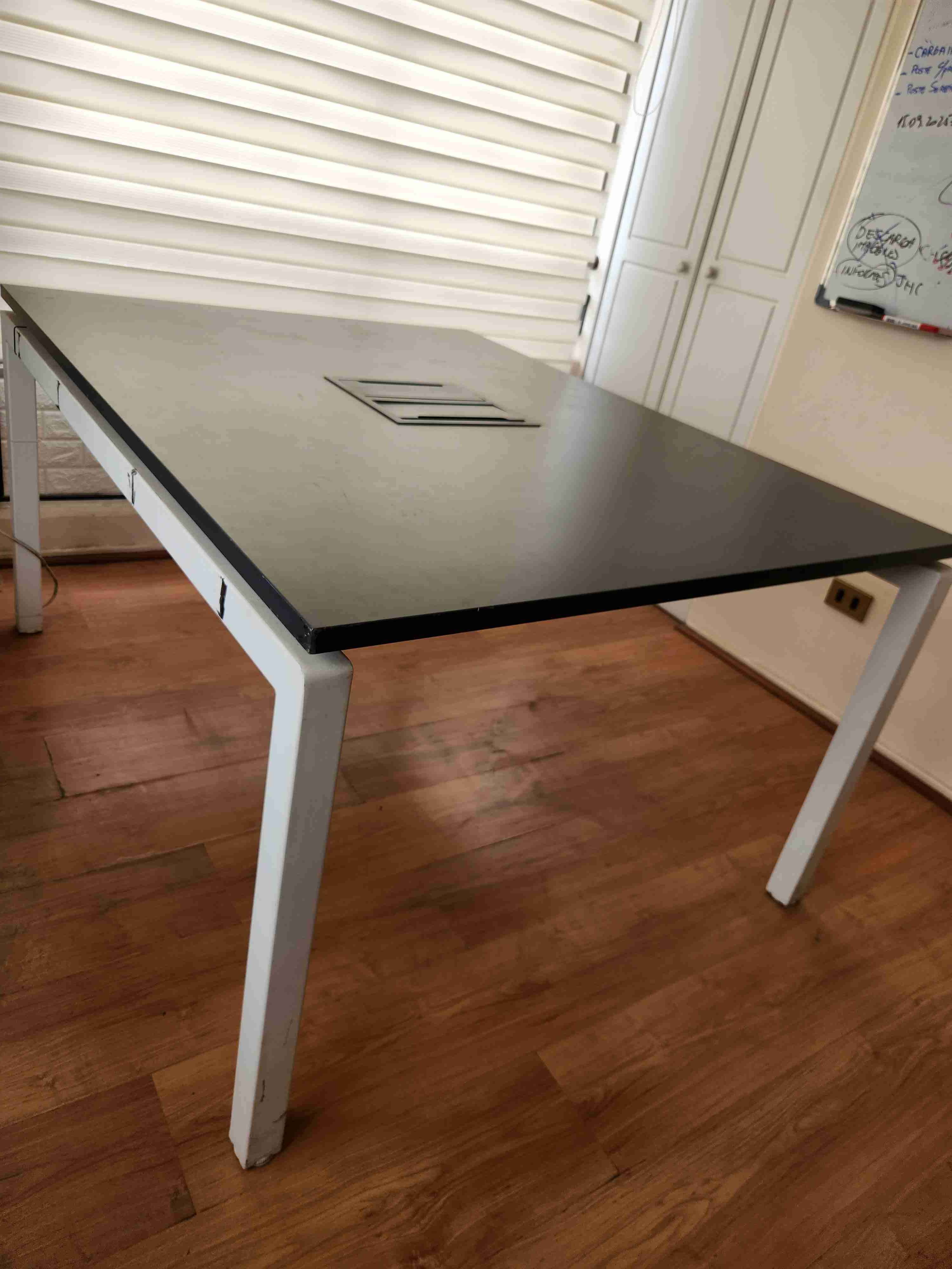 Mesa de oficina con conexión eléctrica - miniatura 4