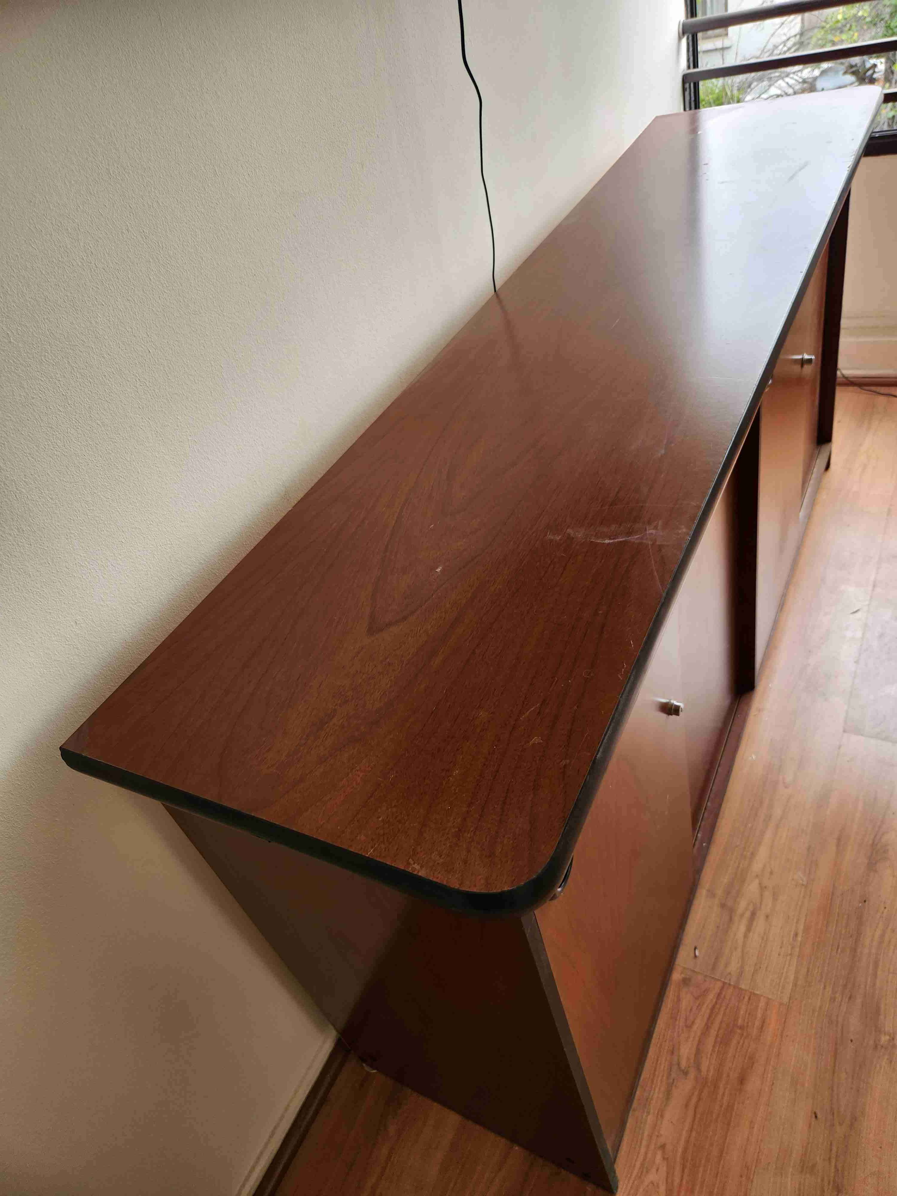 Mueble de madera con estantes - miniatura 2