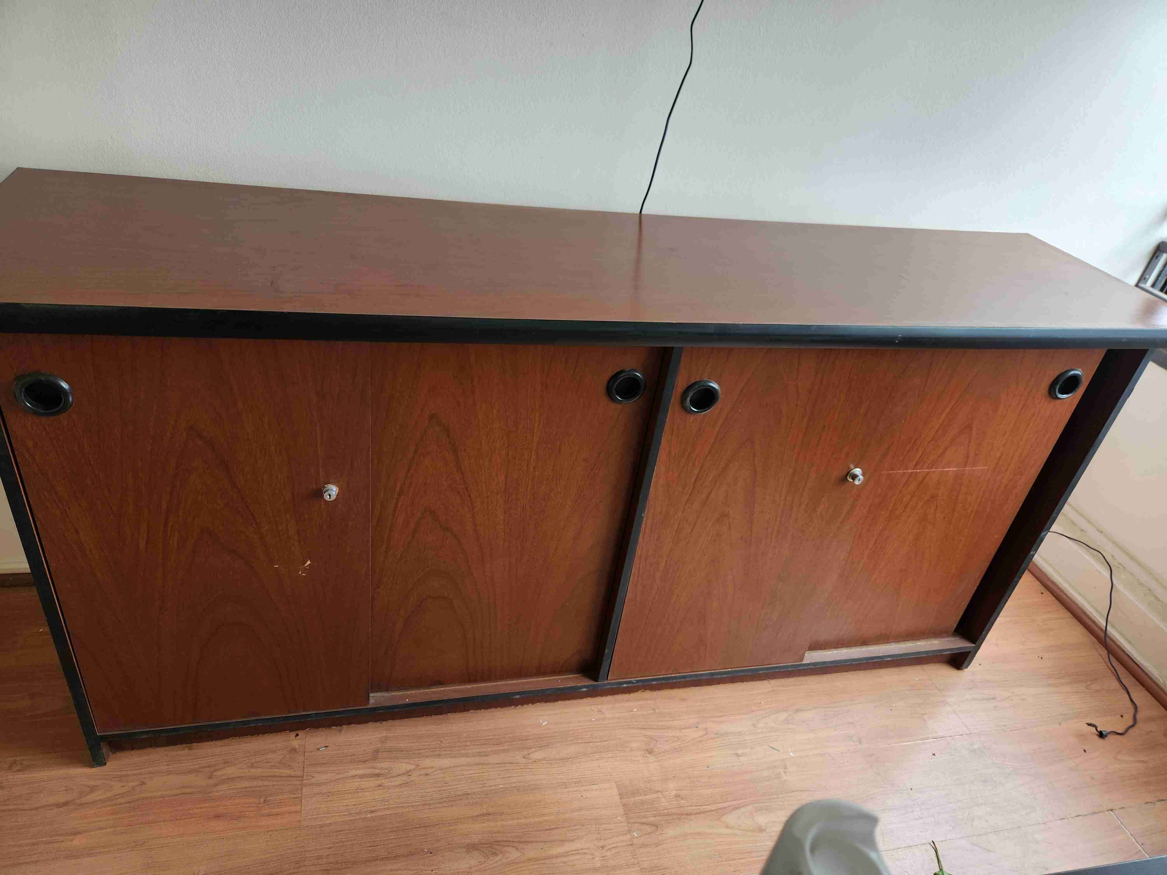 Mueble de madera con estantes - miniatura 3