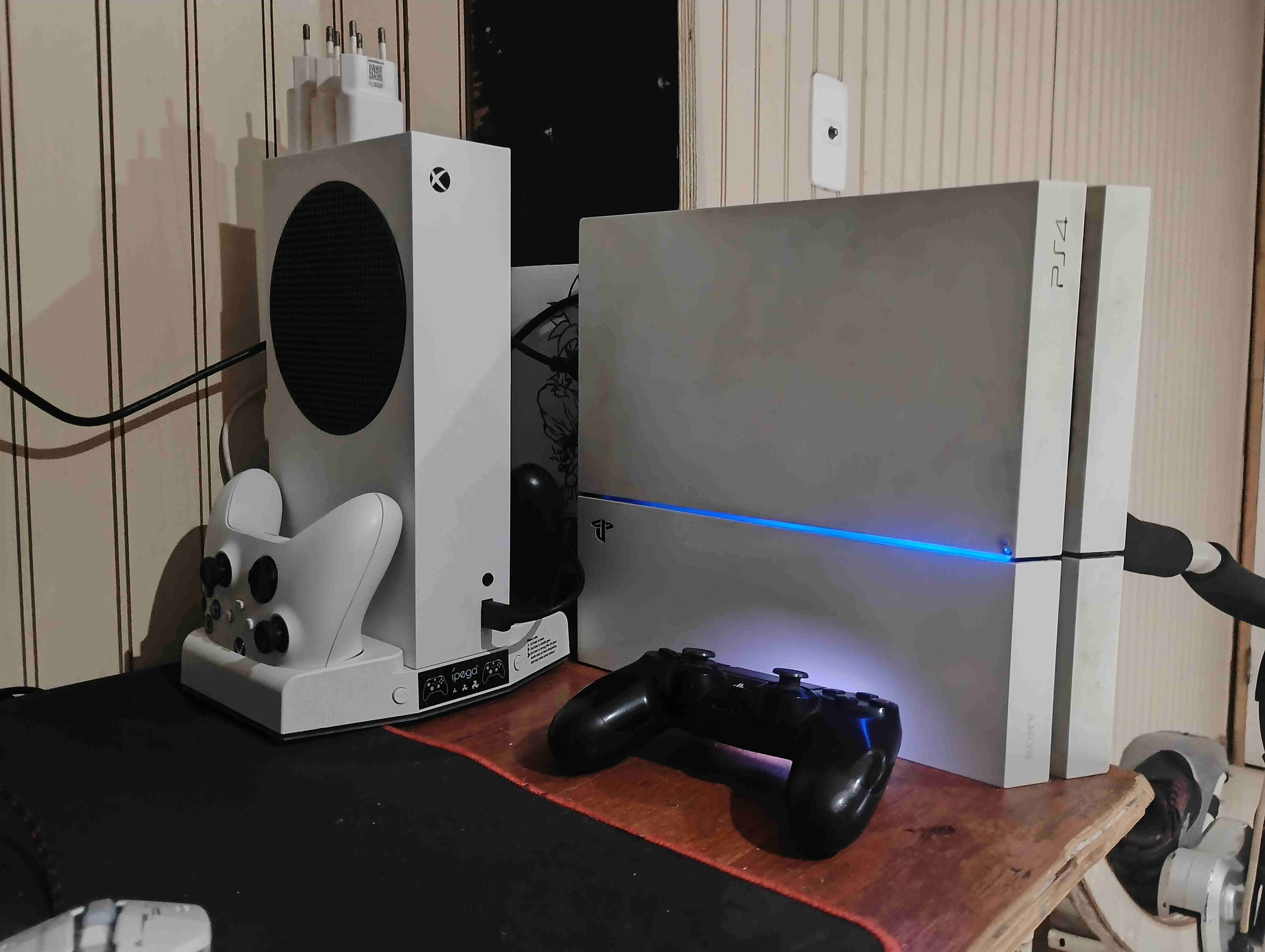 Consola PS4 con control negro