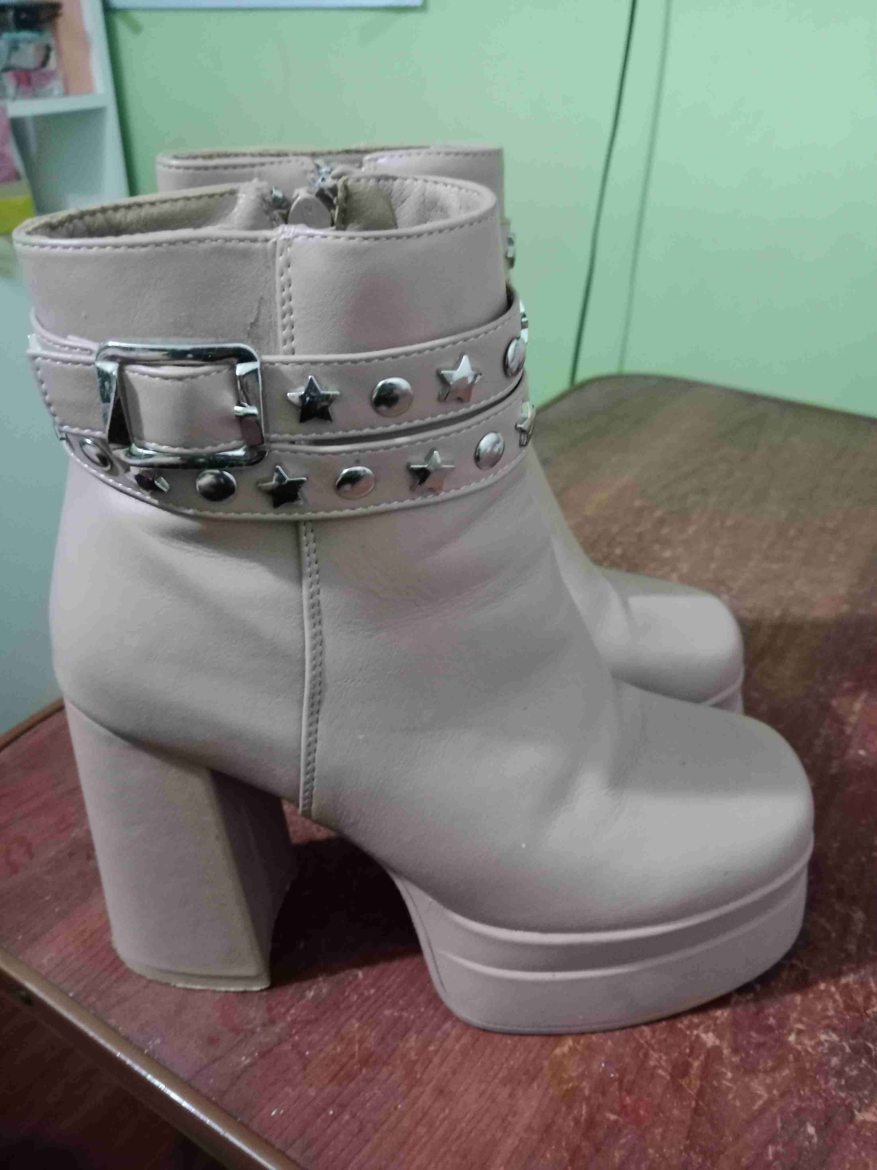 Botines beige con tachuelas - miniatura 2