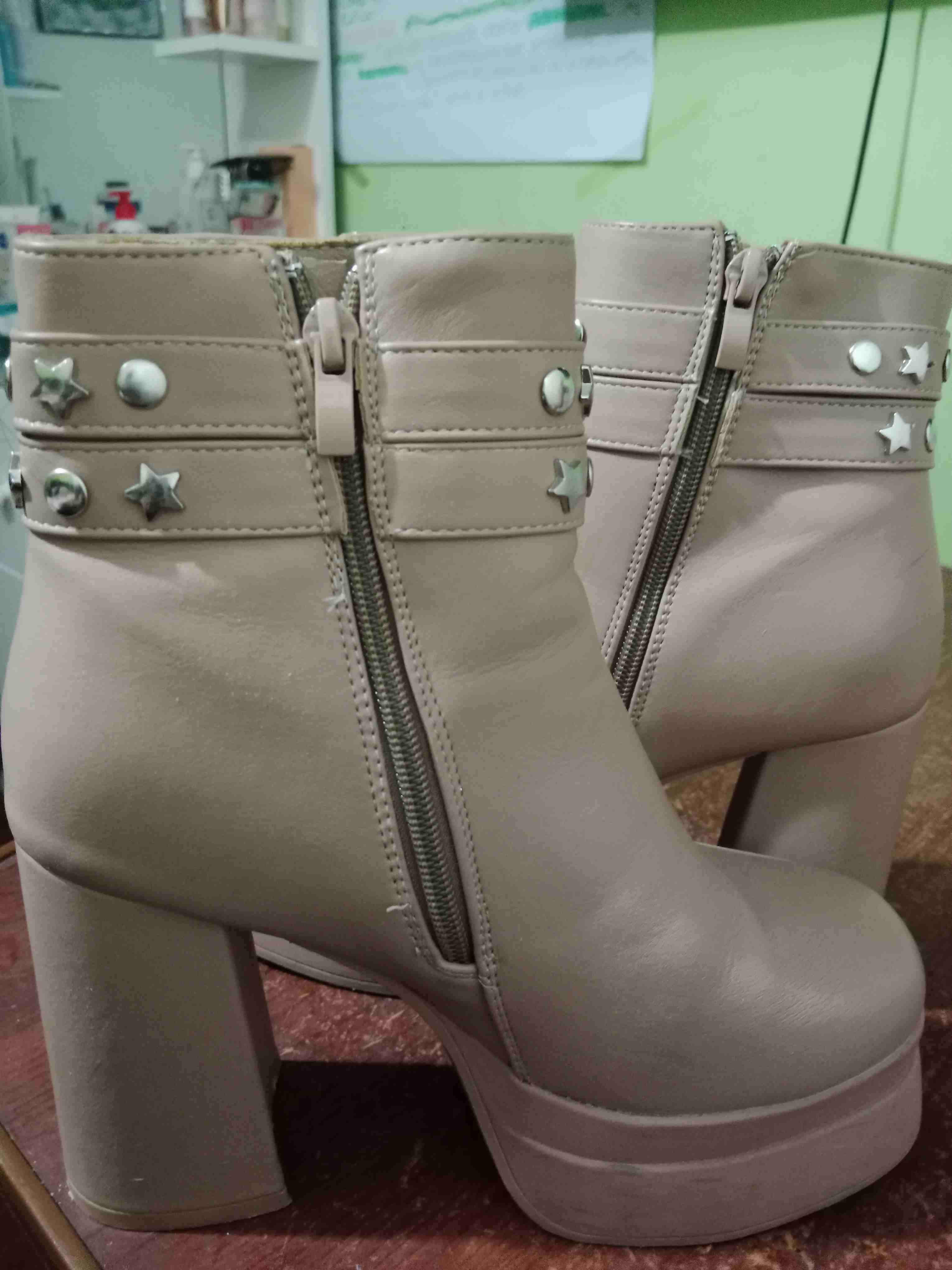 Botines beige con tachuelas - miniatura 3