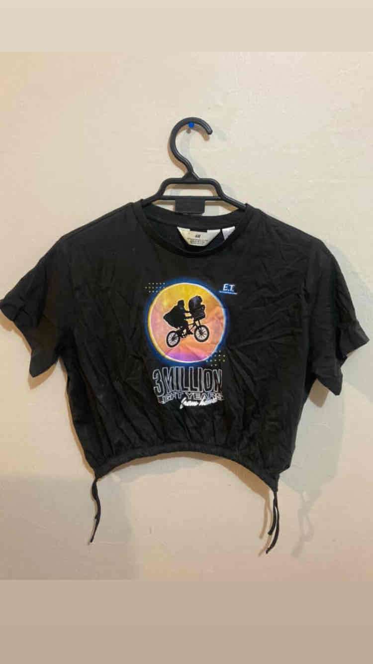 Polera negra E.T. estampada