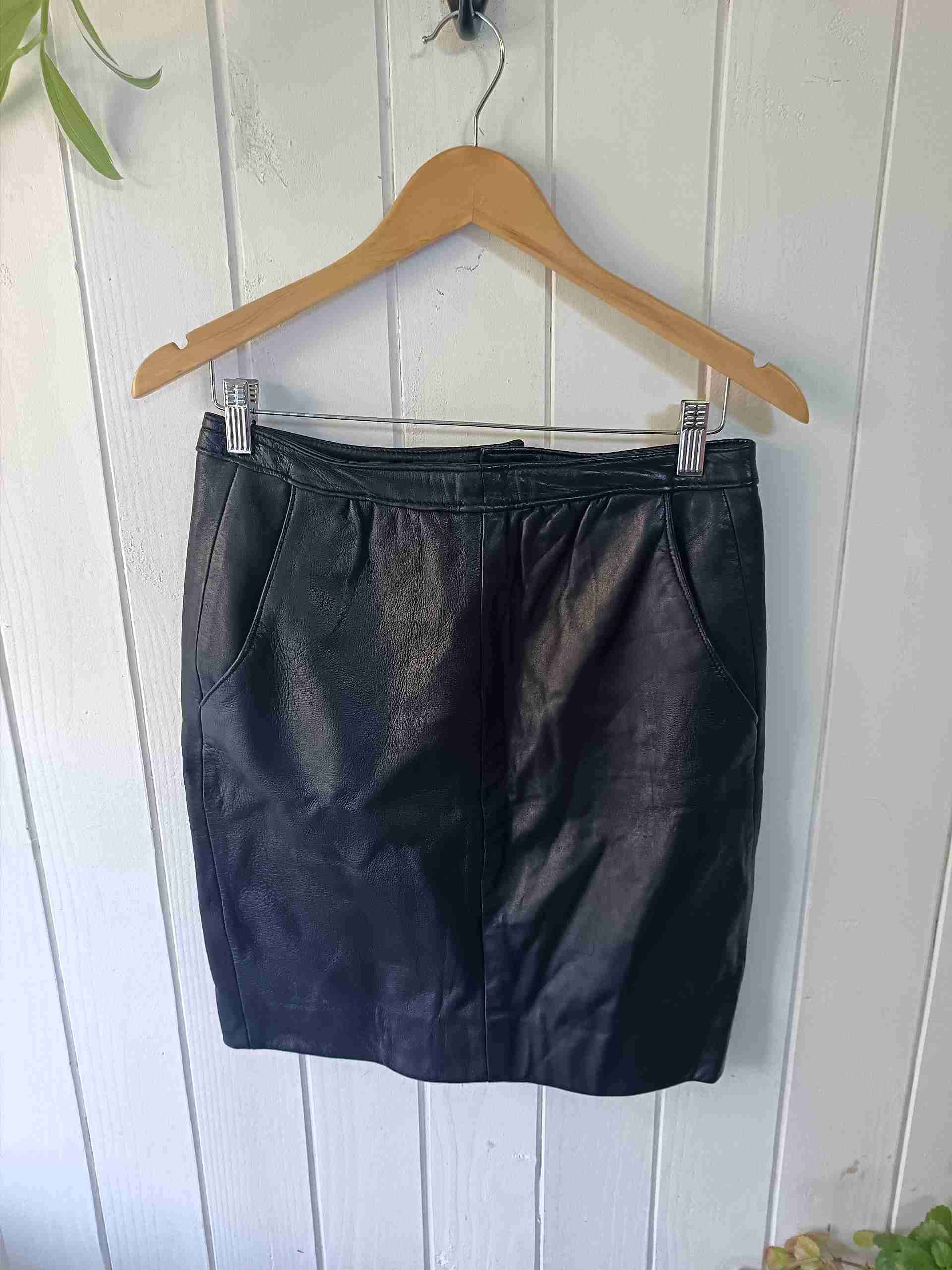 Falda negra de cuero elegante - miniatura 2