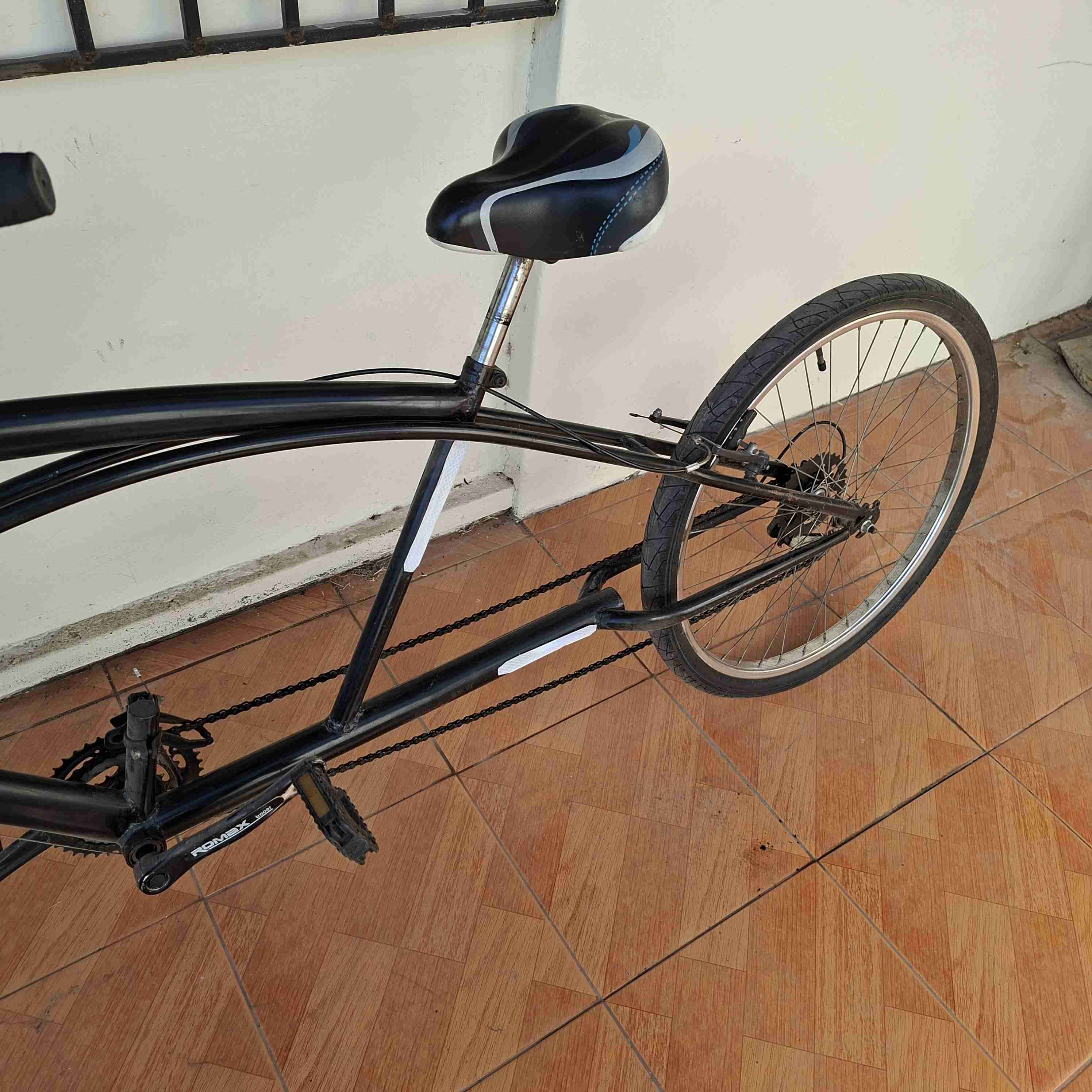 Bicicleta urbana negra - miniatura 3