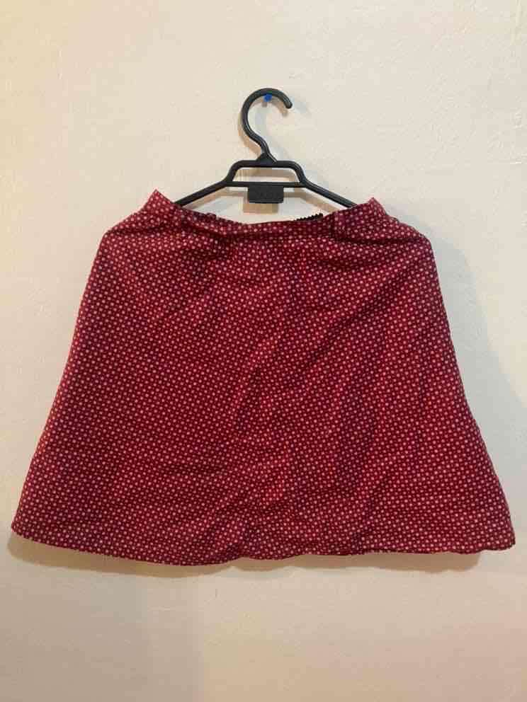 Falda corta roja con estampado