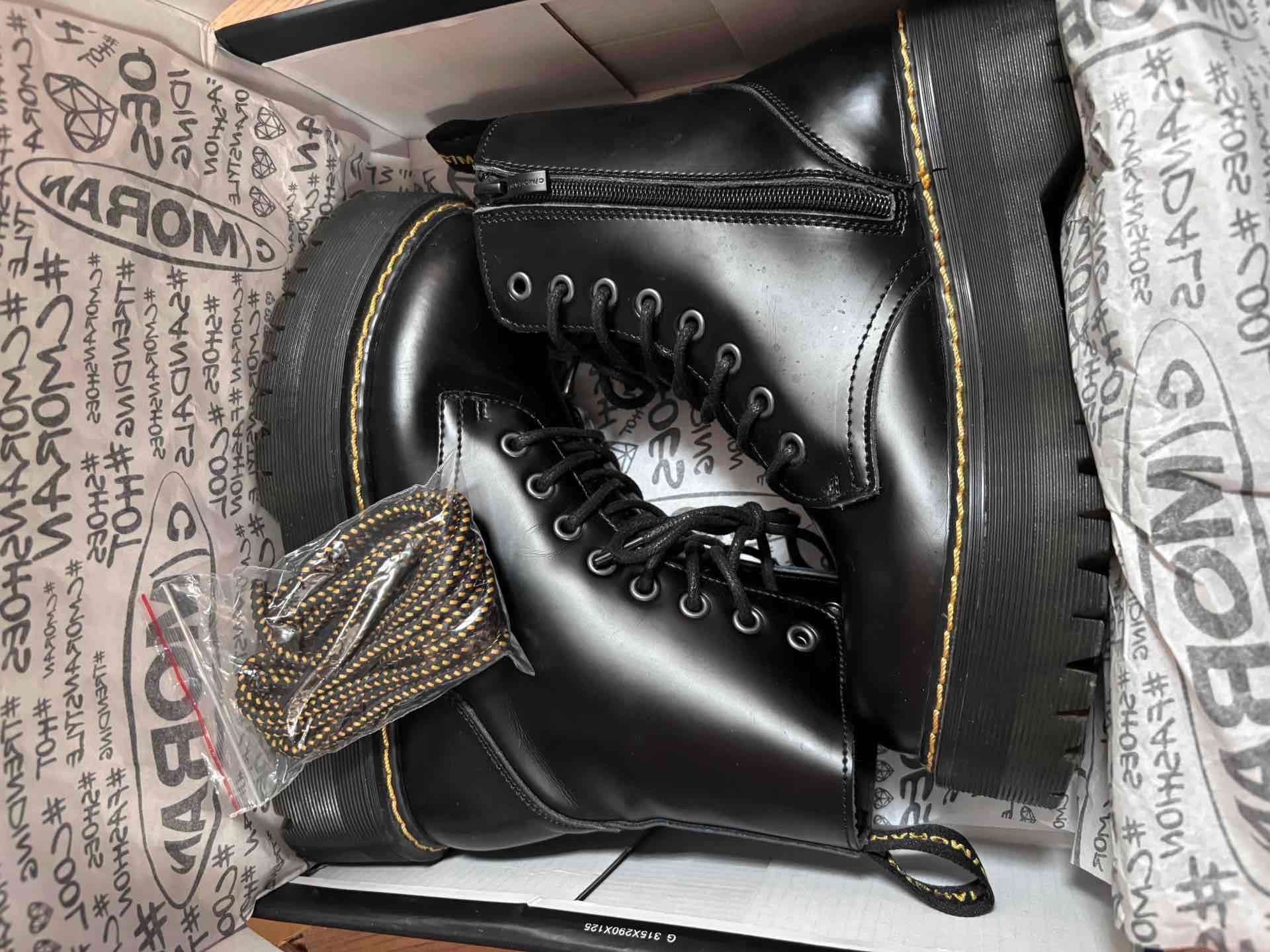 Botas negras con plataforma marca C Moran - miniatura 1