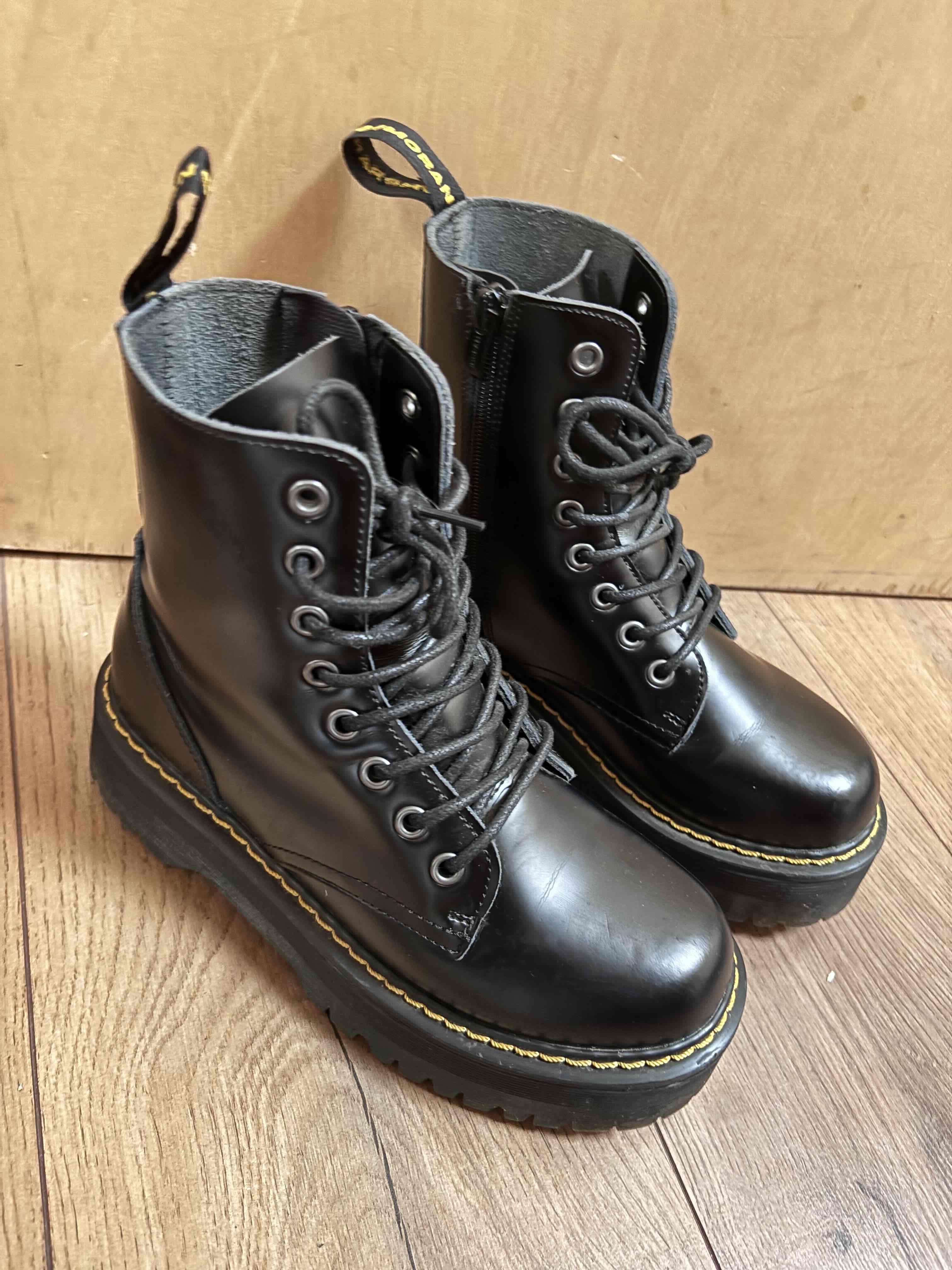 Botas negras con plataforma marca C Moran - miniatura 2