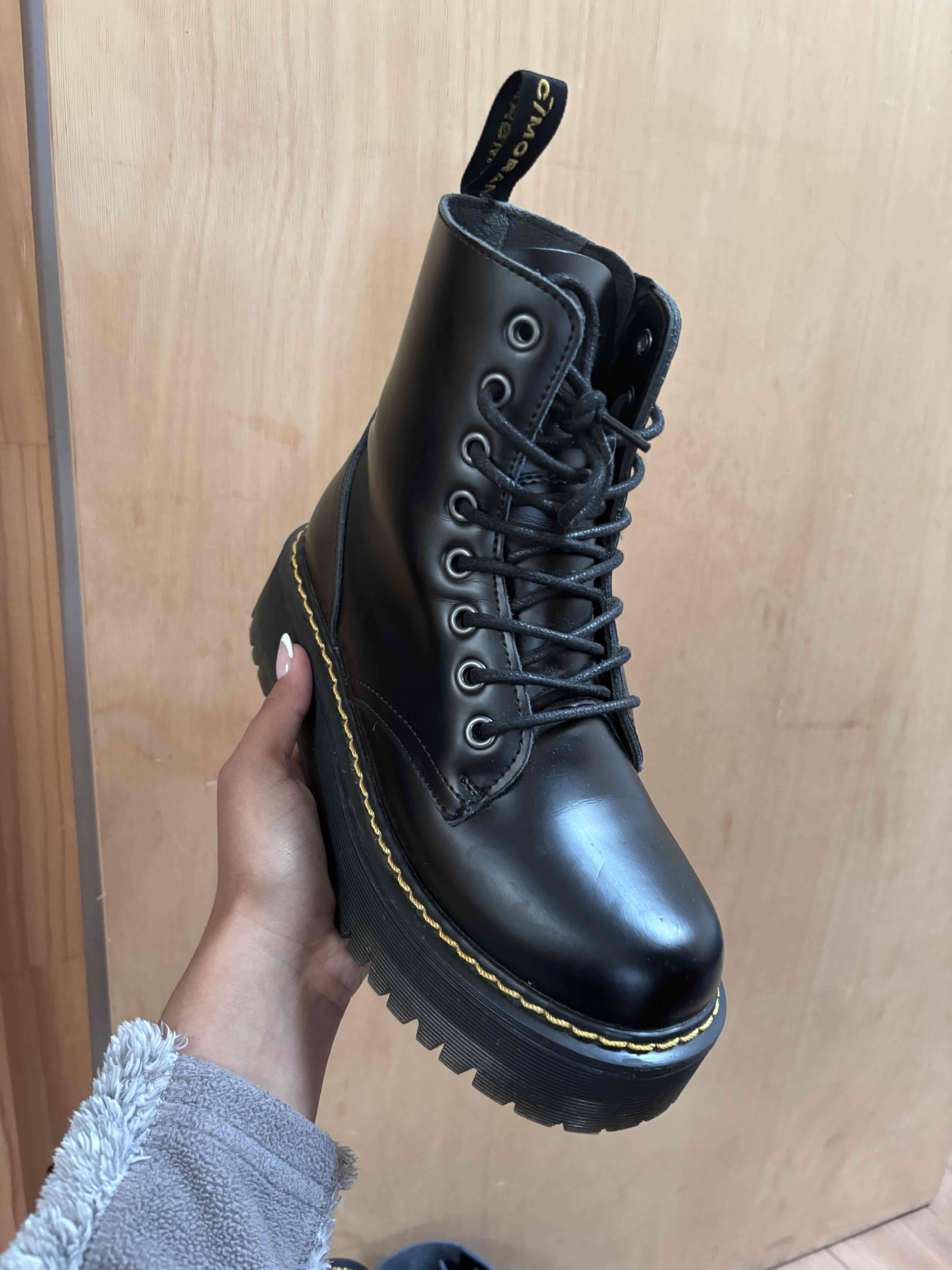 Botas negras con plataforma marca C Moran - miniatura 3