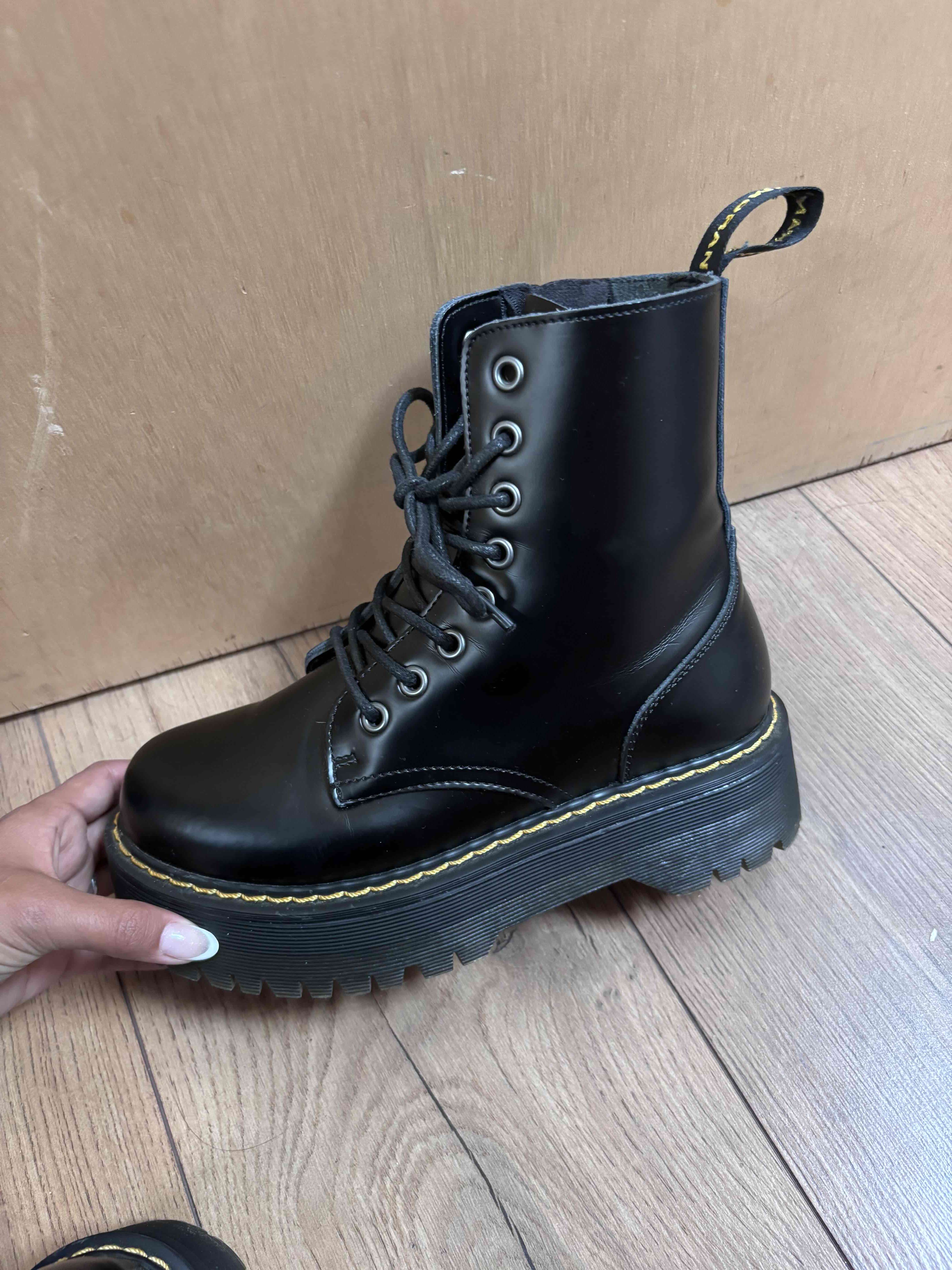 Botas negras con plataforma marca C Moran - miniatura 4