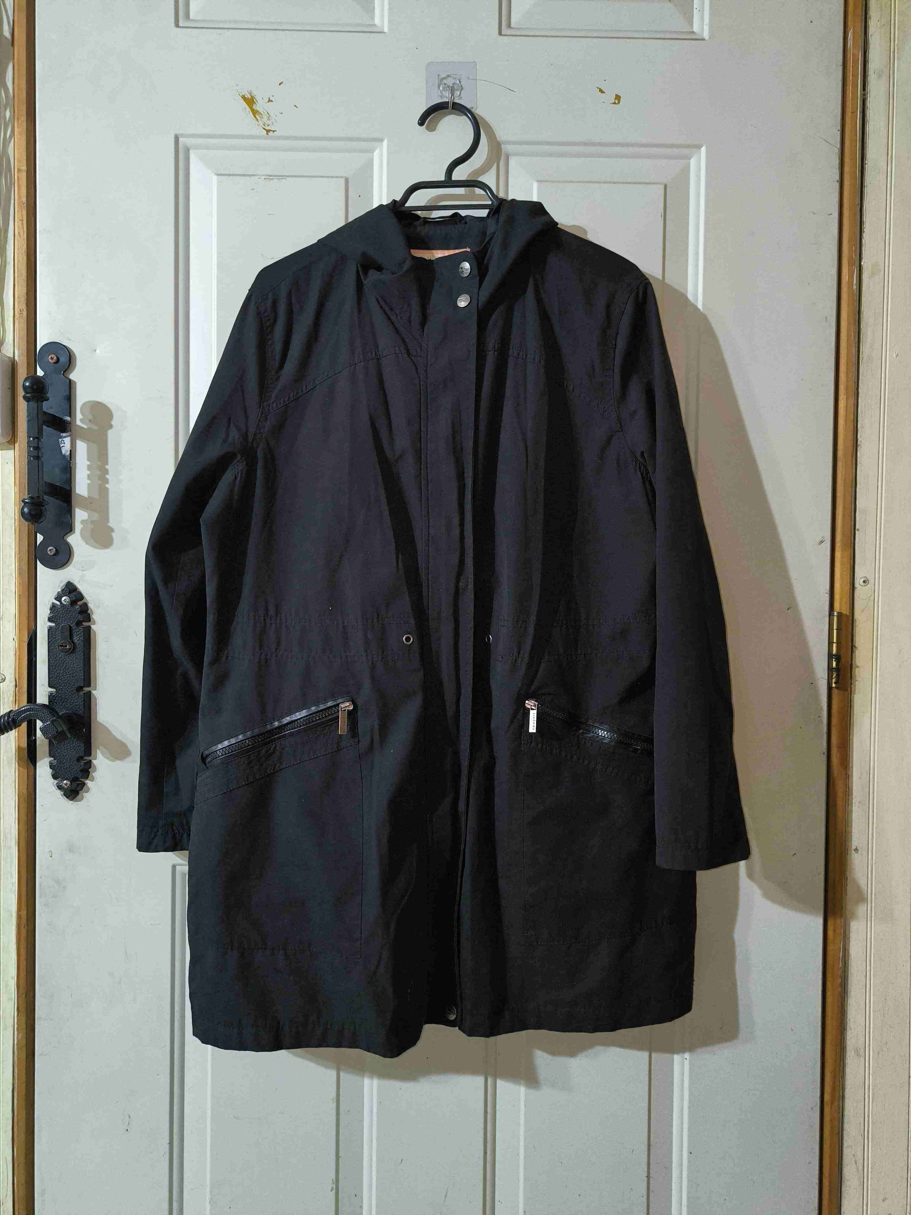 Gabardina negra con capucha - miniatura 1