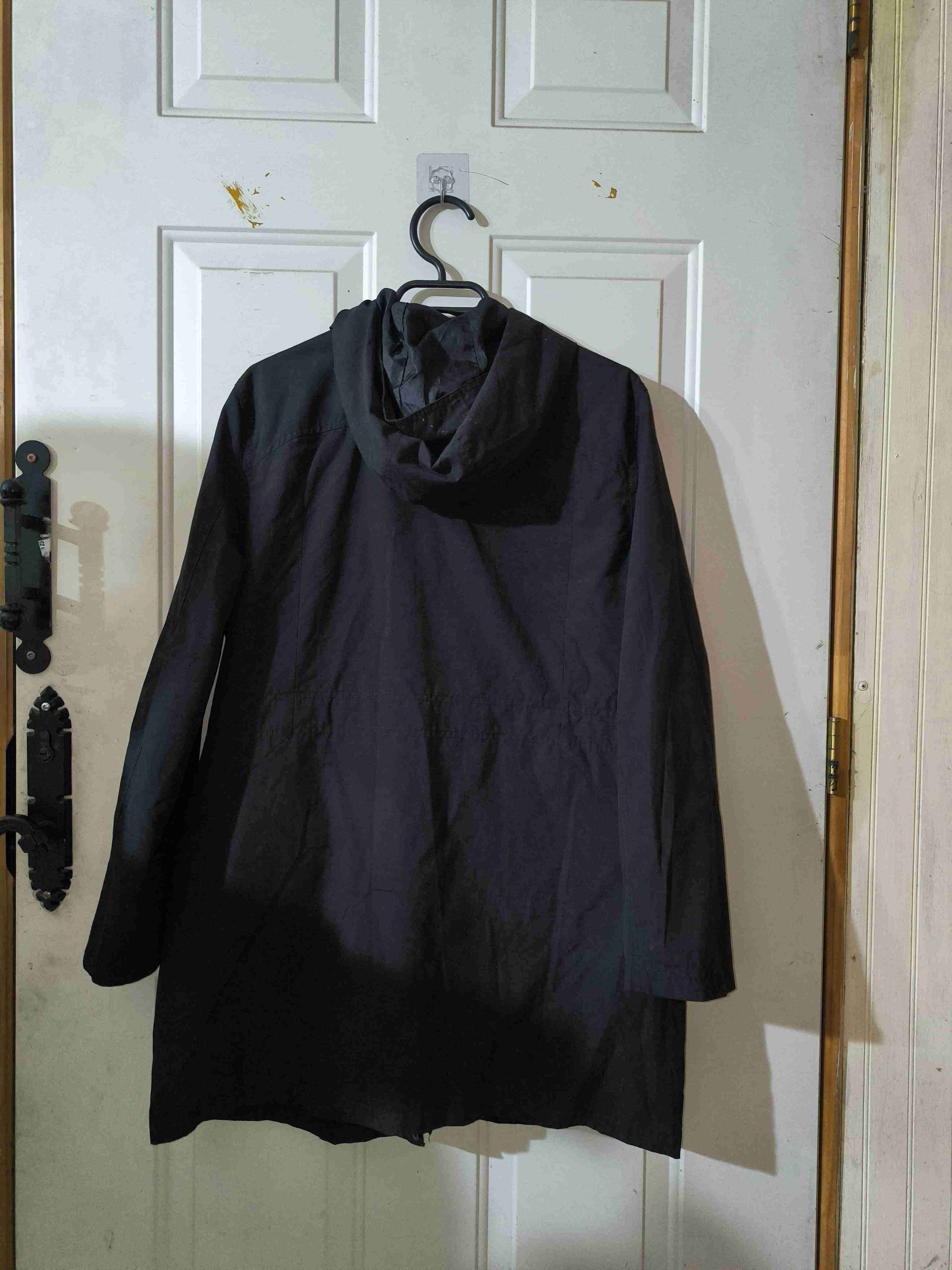 Gabardina negra con capucha - miniatura 2