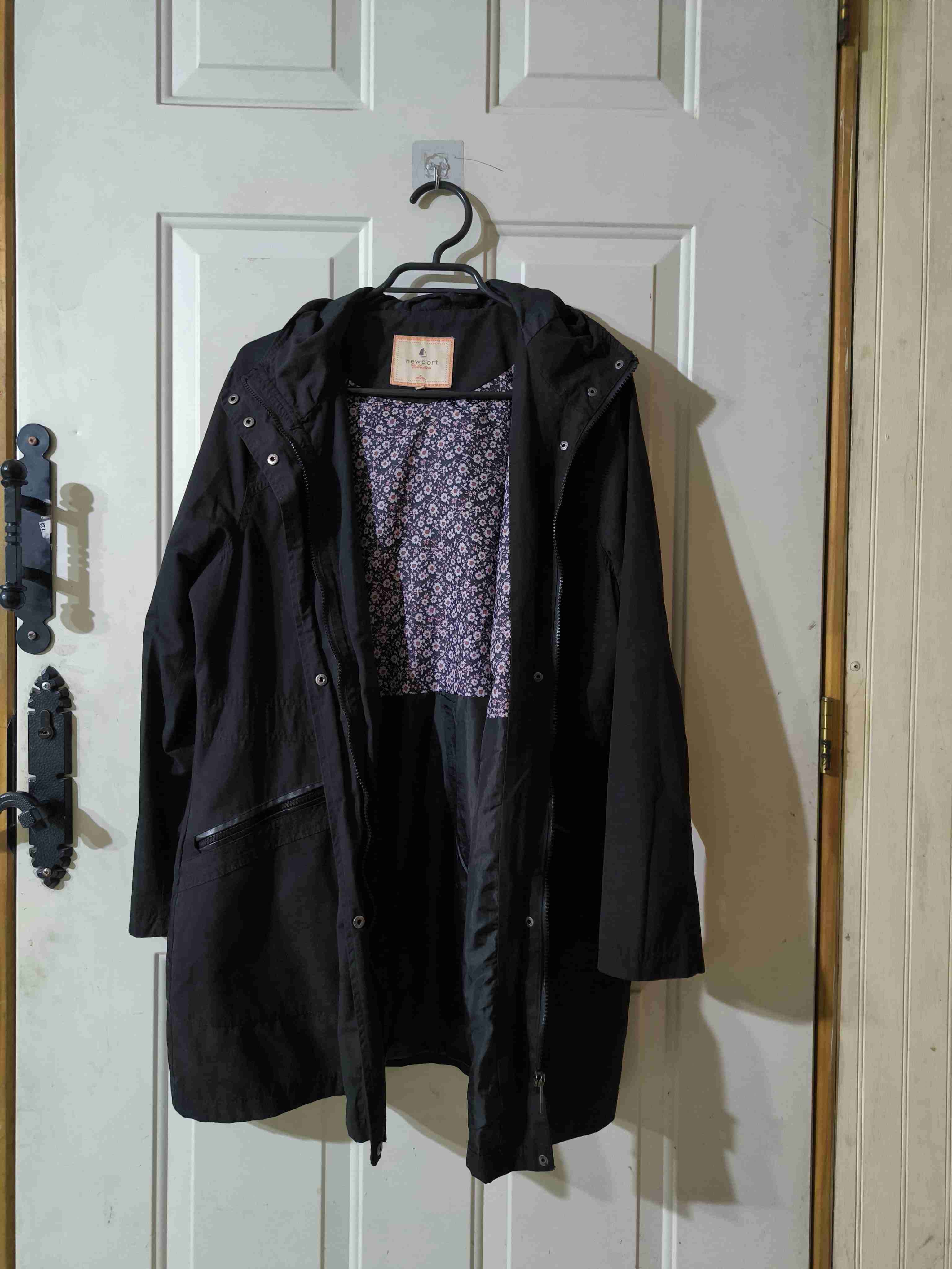 Gabardina negra con capucha - miniatura 3