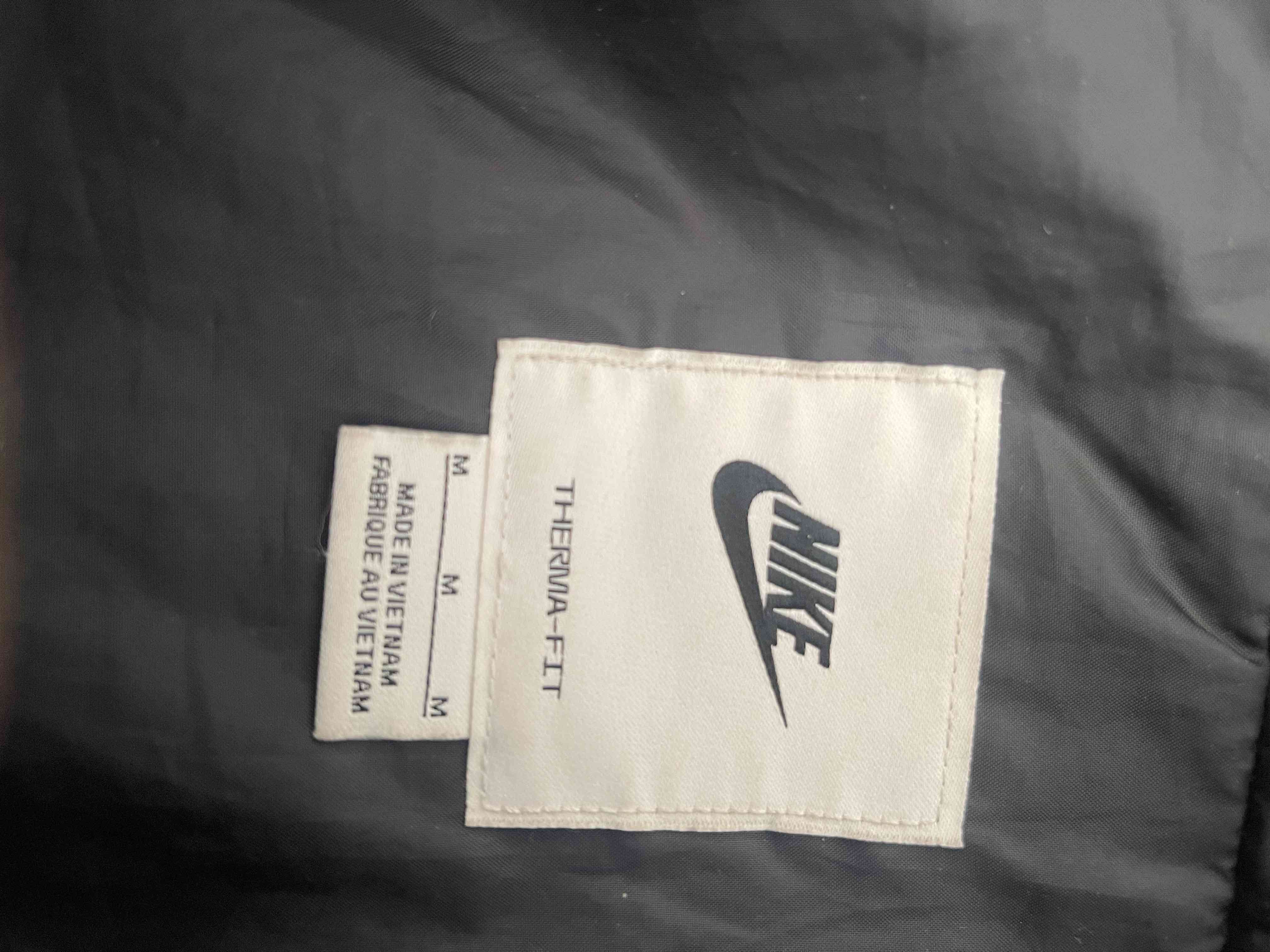 Chaqueta negra con capucha Nike - miniatura 3