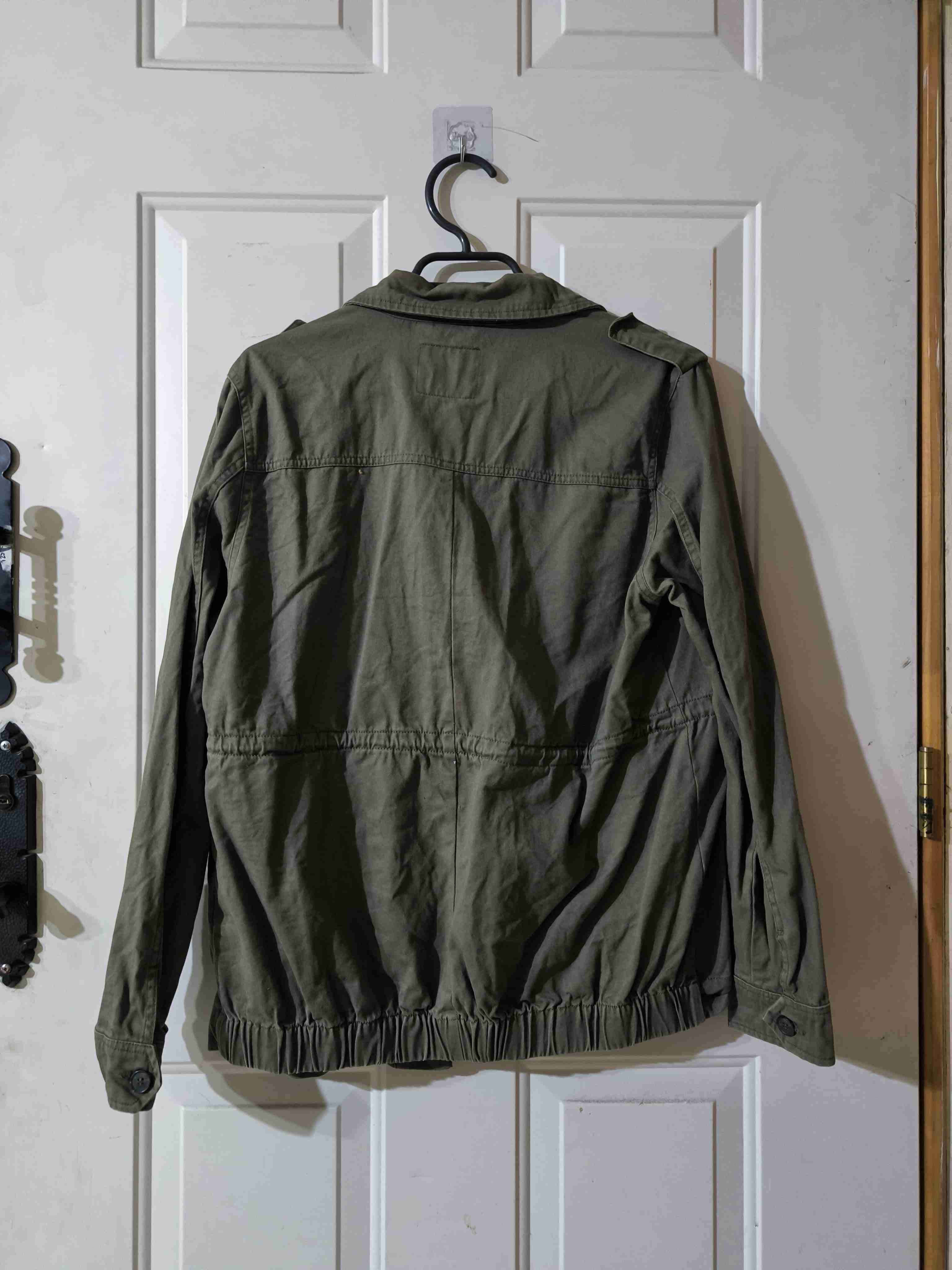 Chaqueta verde con bordados - miniatura 2