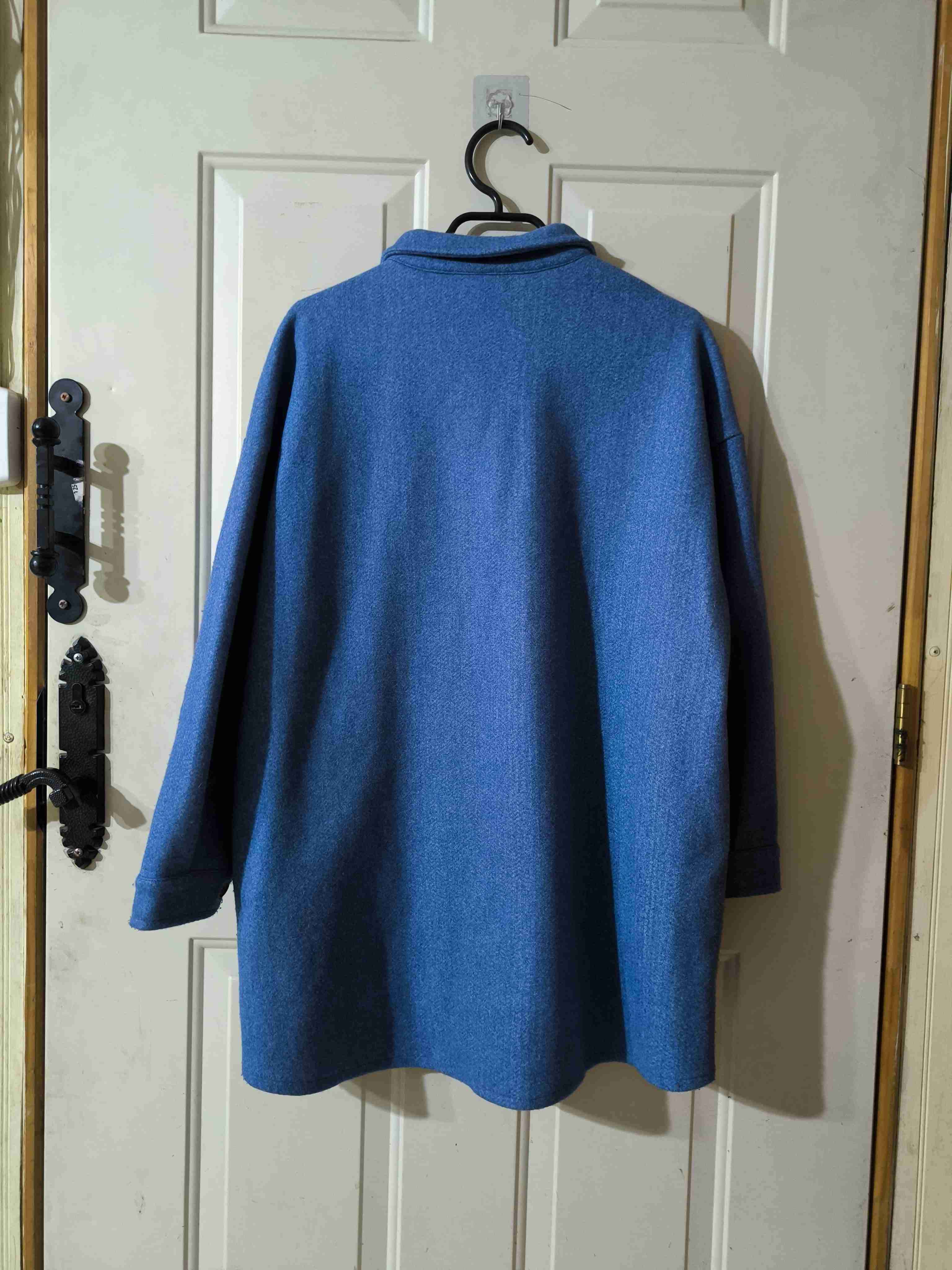 Abrigo azul con diseño abstracto - miniatura 2