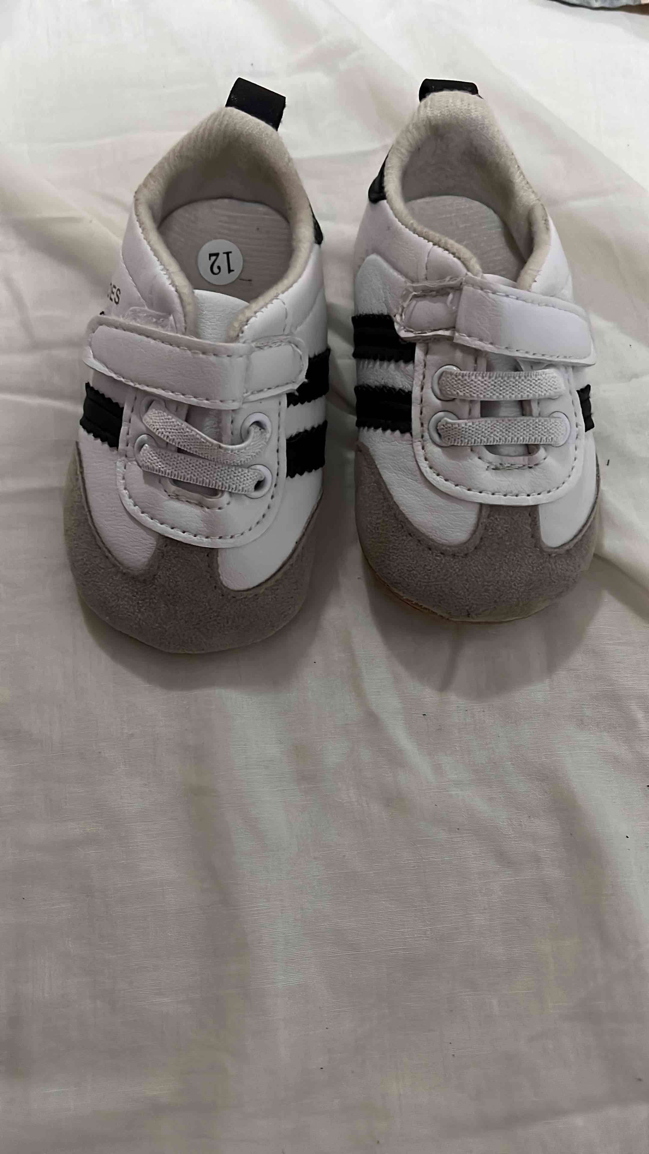 Zapatos de bebé blancos y negros