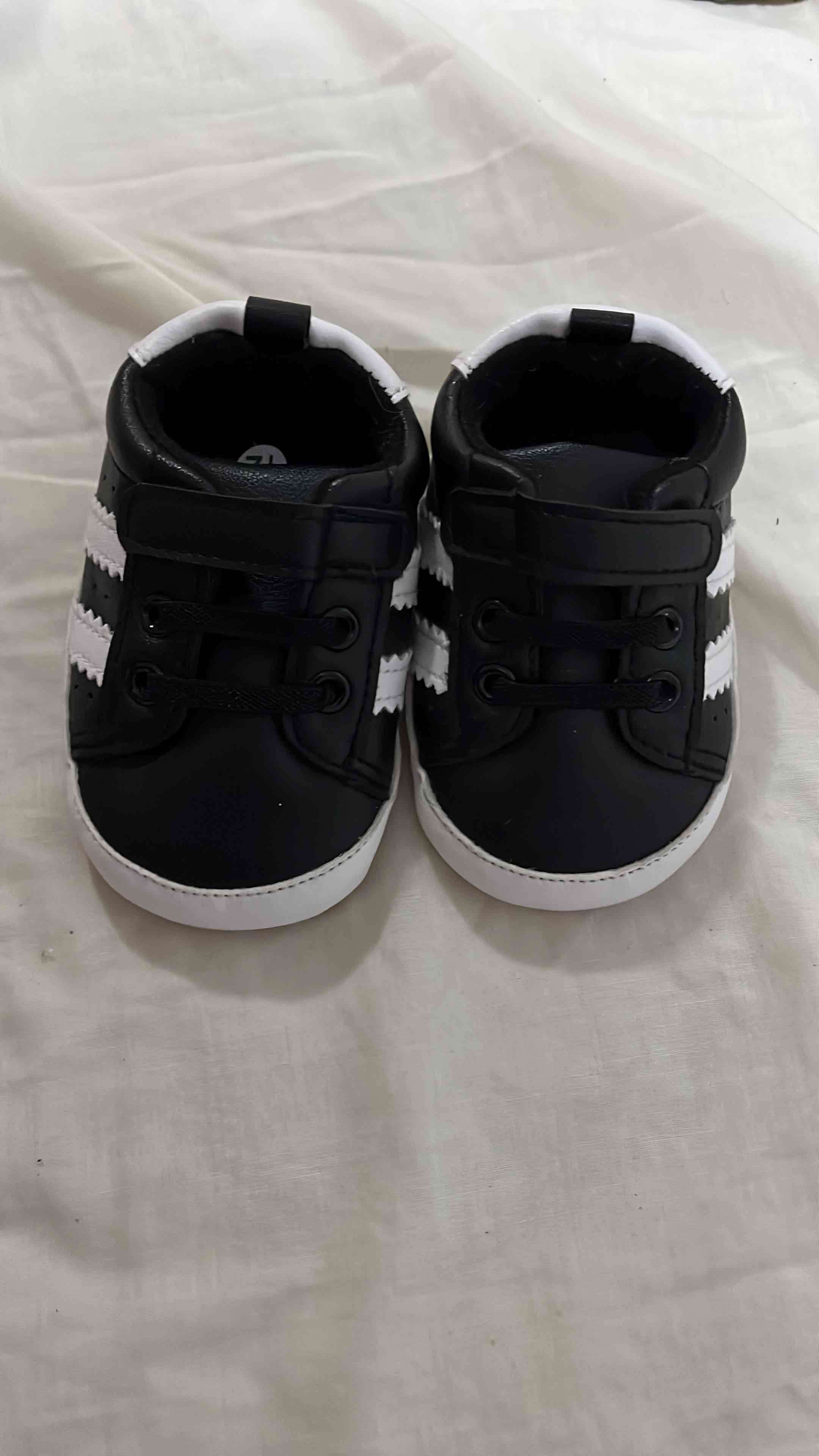 Zapatillas negras bebé